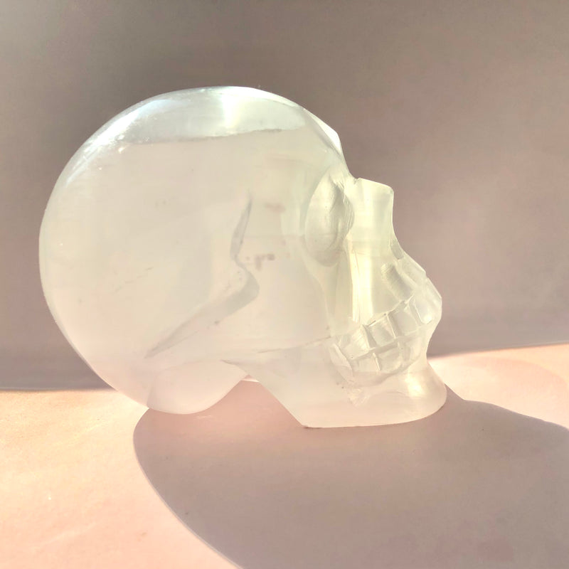 Stort Selenit kranie ☾ RENS, OPLAD & HEAL ☾ 512 gram - 9,5 x 8 cm