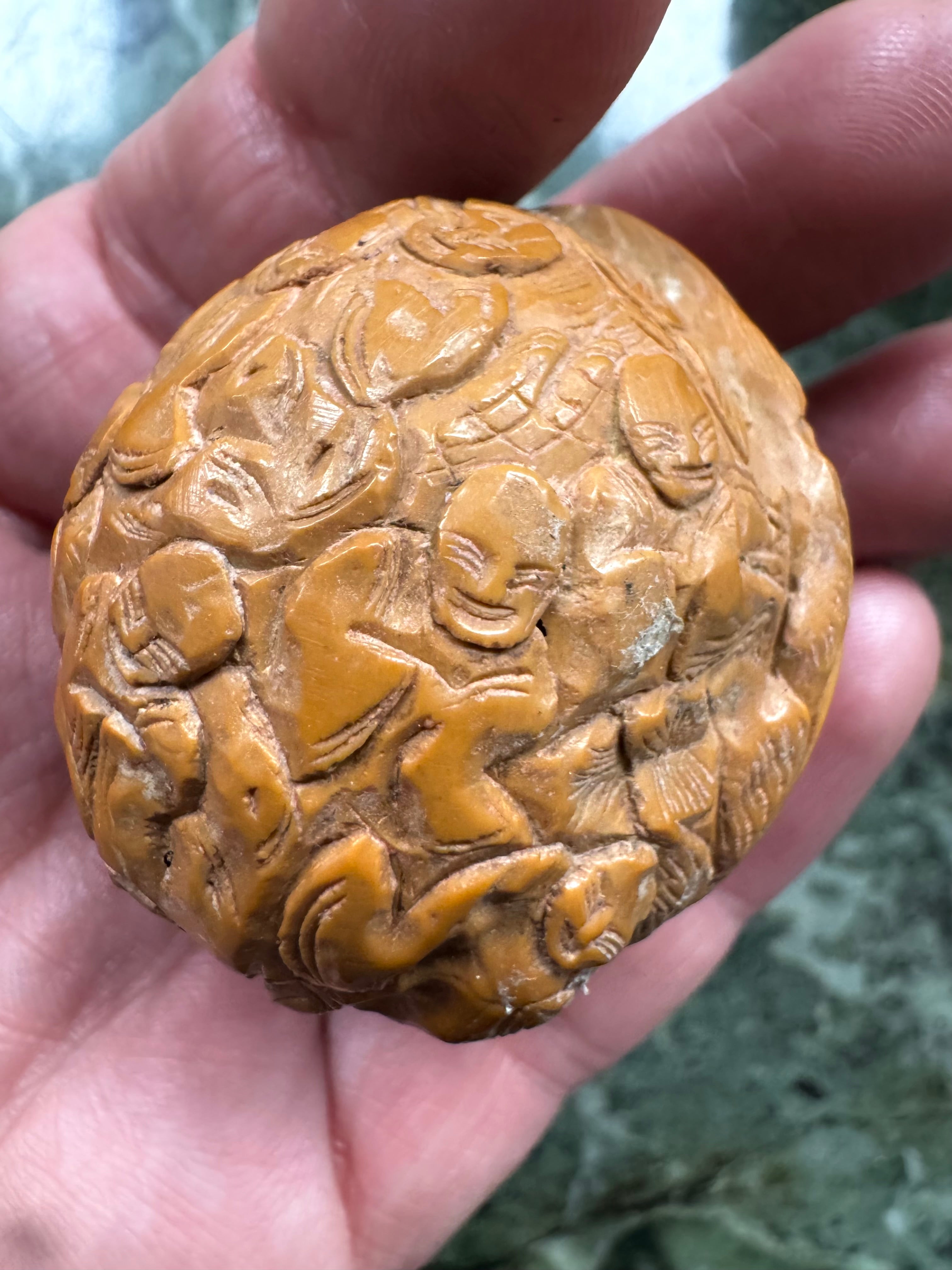 Kinesisk håndskåret valnød – figurrelief ( wenwan ) – ca. 4 cm