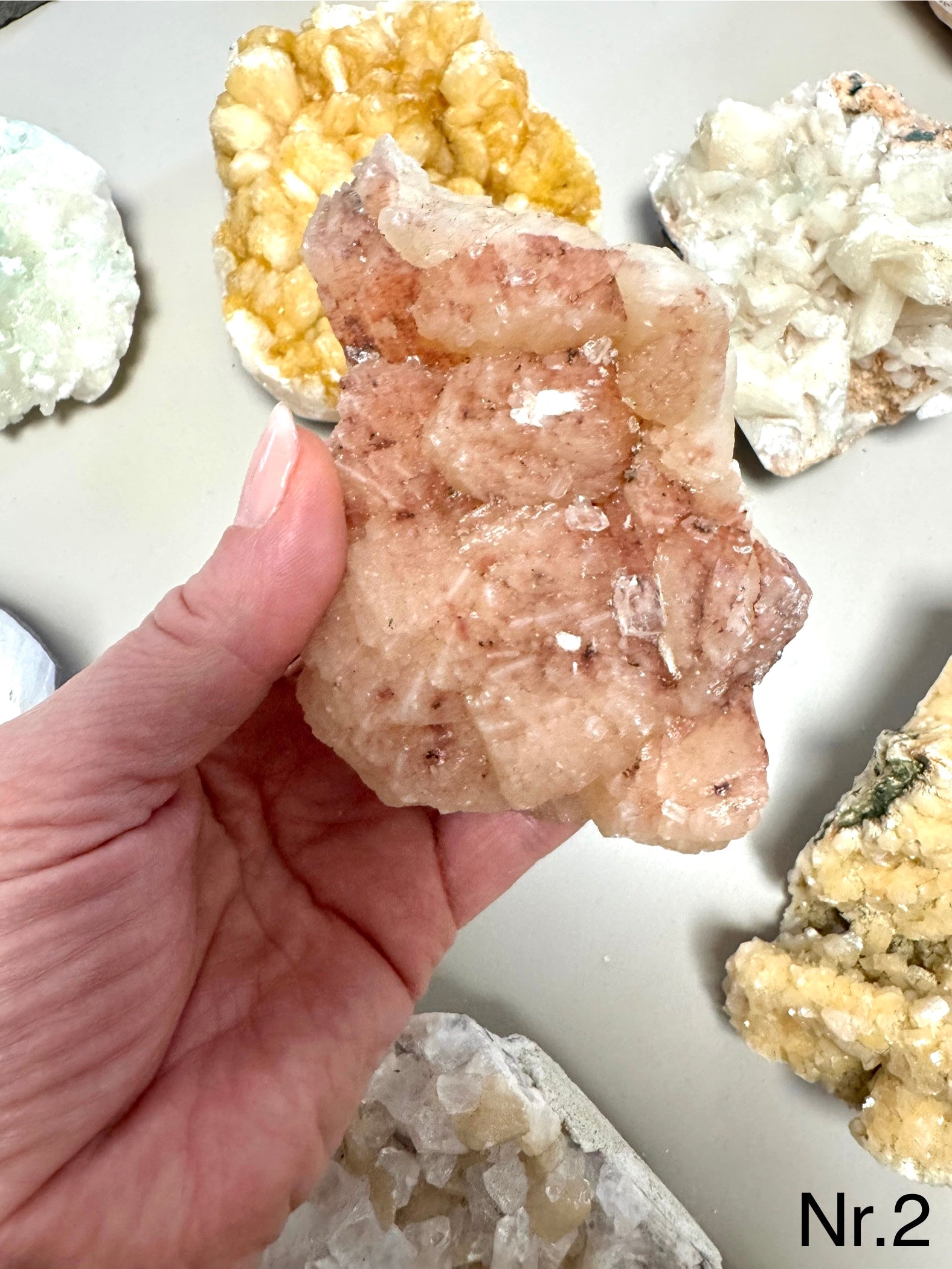 Zeolit apophyllit med stilbit Klynge 𓂀 Hvis du arbejder med Healing, er denne sten et fantastisk redskab. beskytter mod energidrænene påvirkning, udvikler dine intuitive evner og hjælper dig til at træde ud af dit ego og lade energi flyde let