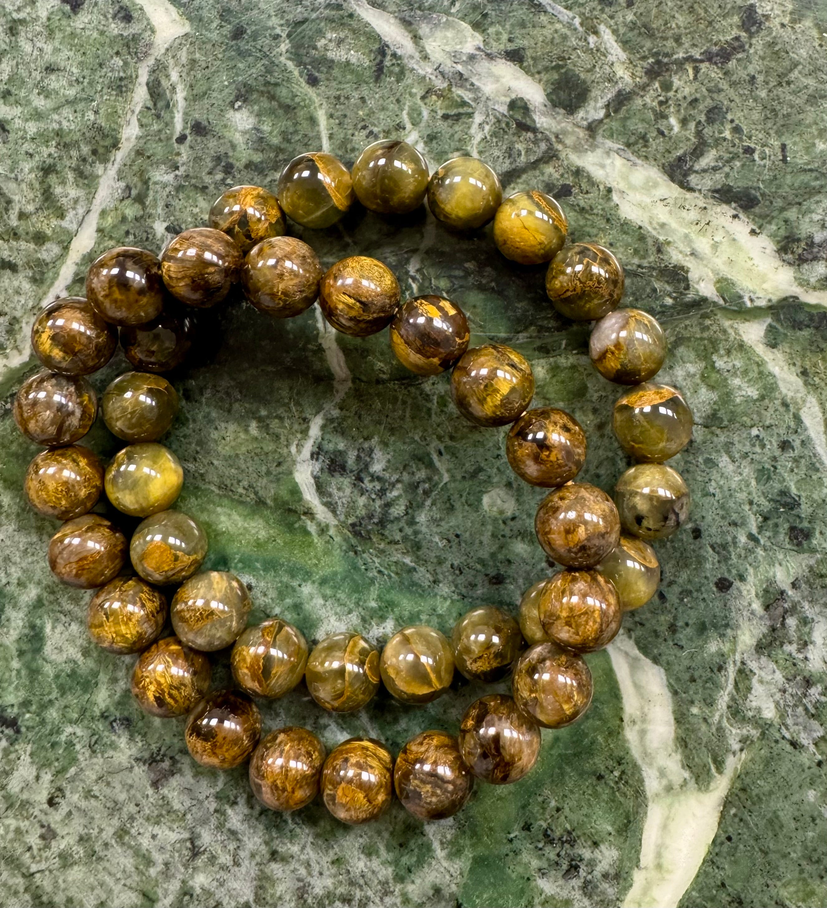 Gul Pietersite armbånd 𓂀 bringer indestængte, undertrykte følelser og spændinger op til overfladen, lader det usagte & uudforskede bryde ud i en følelsesmæssig udstrømning, der renser luften & starter helingsprocessen - ca. 20 cm & 9,5mm