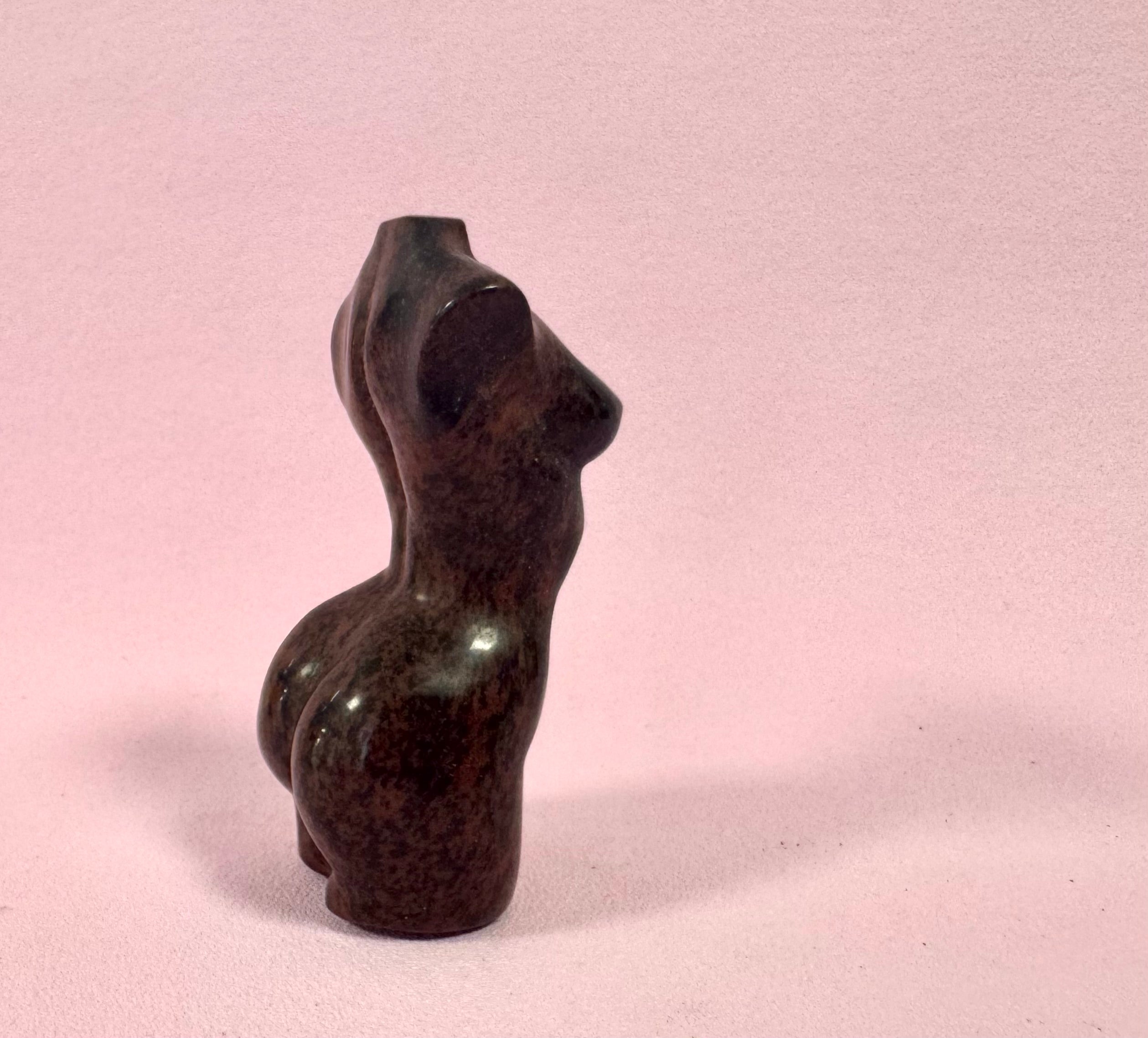 Kvinde krop i Mahogni Obsidian – Jordforbindelse & indre styrke