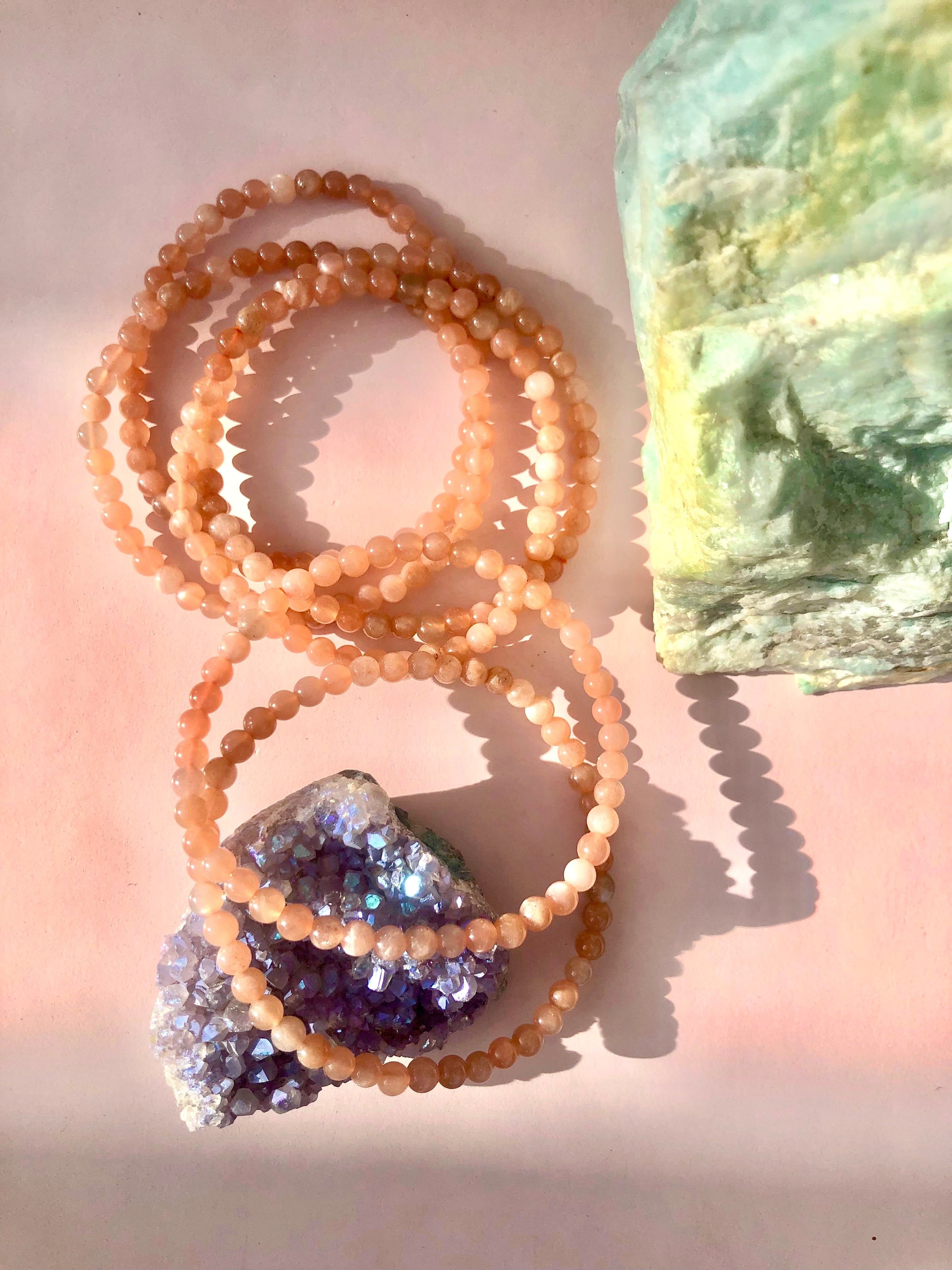 Rosa Månesten a+ Armbånd ☾ Styrker Din Feminine Urkraft & Cyklus ☾ (4 mm.)
