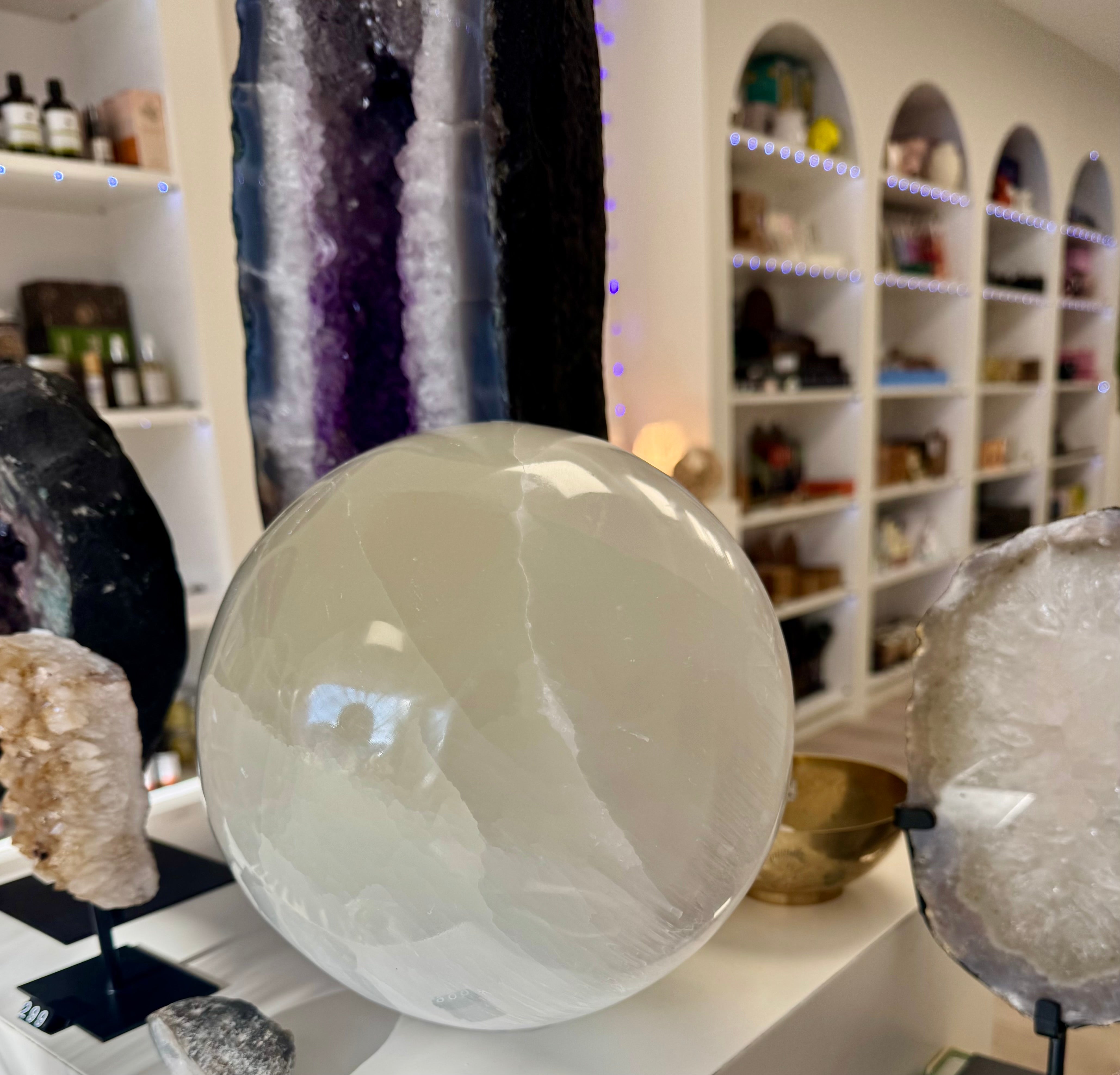 Stor Selenit Kugle ☽ RENS, OPLAD & HEAL ☾  - 10 kg. 20 cm.