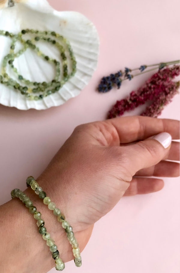 Facetteret Prehnit Armbånd ☾ Universel Kanal, Universel Kærlighed & Indre underbevidstheds Arbejde ☾ (4mm)