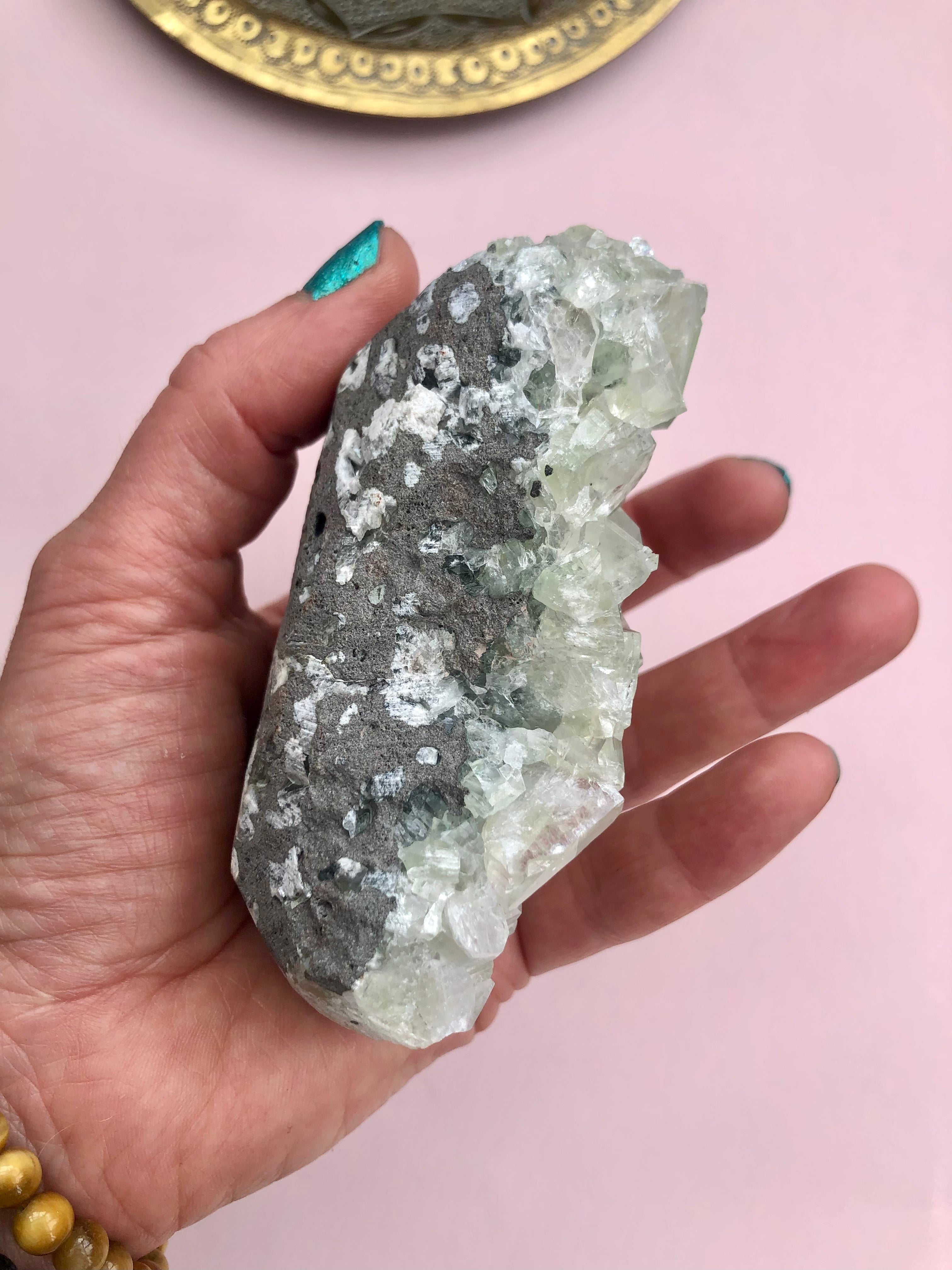 Zeolit med Heulandit / Grøn apophyllit med stilbit 𓂀 Hvis du arbejder med Healing, er denne sten et fantastisk redskab. beskytter mod energidrænene påvirkning, udvikler dine intuitive evner og hjælper dig til at træde ud af dit ego 𓂀 Nr.40-41