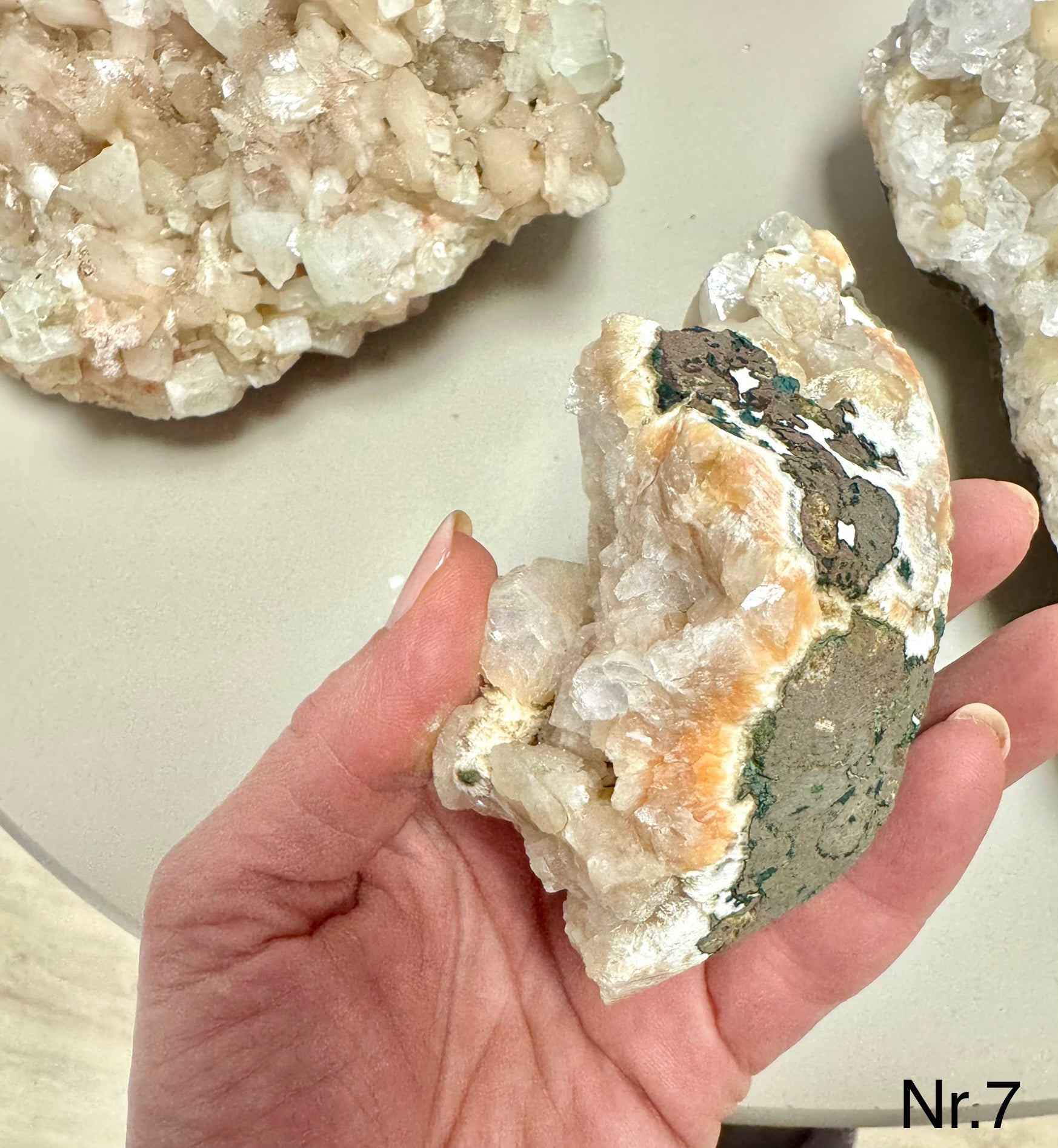 Zeolit apophyllit med stilbit Klynge 𓂀 Hvis du arbejder med Healing, er denne sten et fantastisk redskab. beskytter mod energidrænene påvirkning, udvikler dine intuitive evner og hjælper dig til at træde ud af dit ego og lade energi flyde let