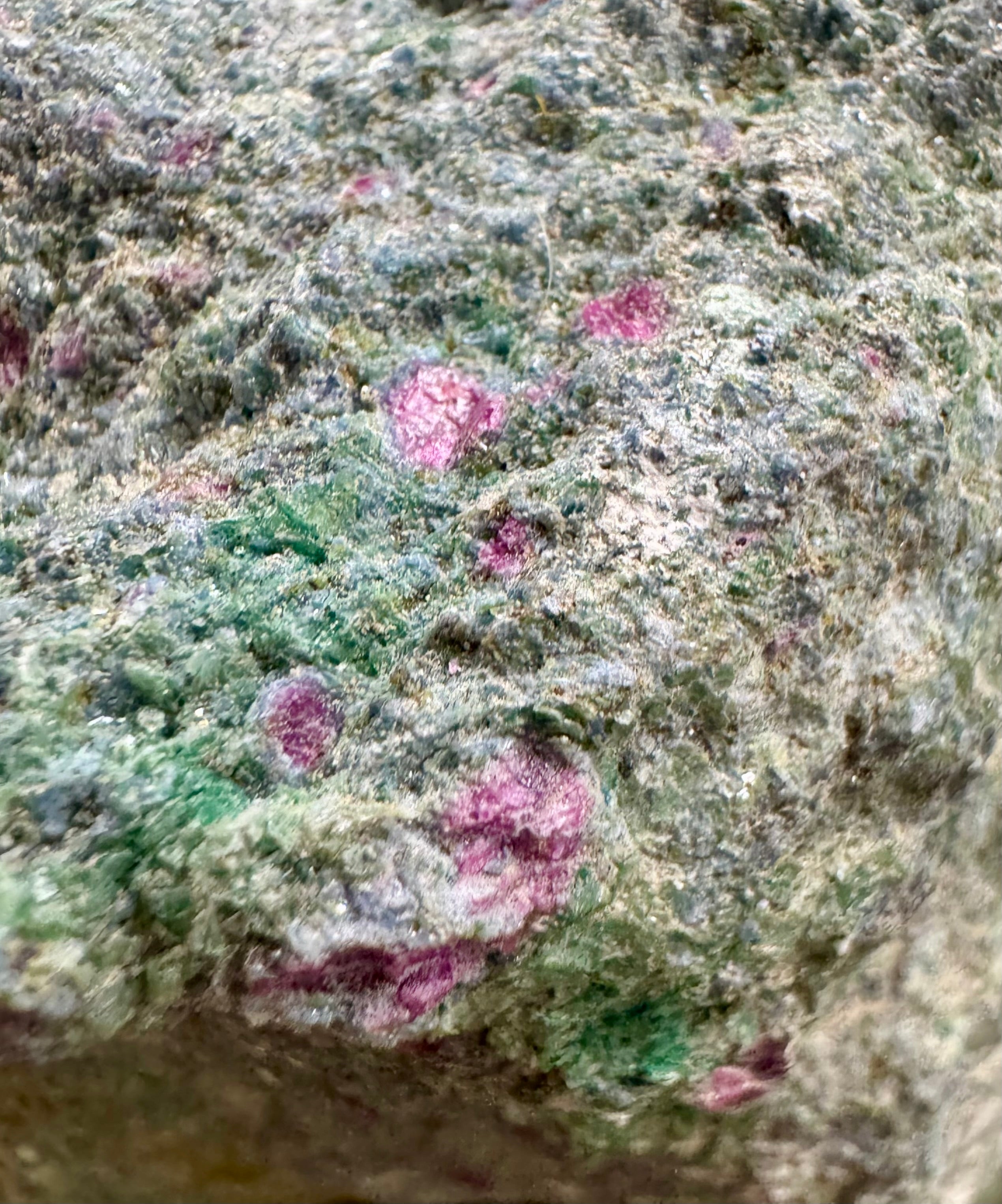 Rå Rubin i Fuchsit - Stor showpiece - blid, healende & hjertefokuseret - bruges til følelsesmæssig healing & selvkærlighed