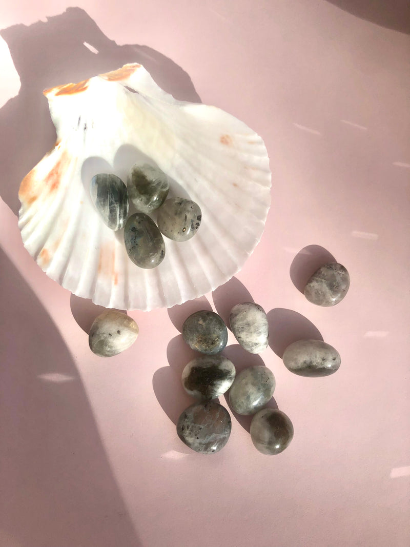 Labradorit Lommesten ☾ Spirituelle evner, styrke, transformation & beskyttelse ☾