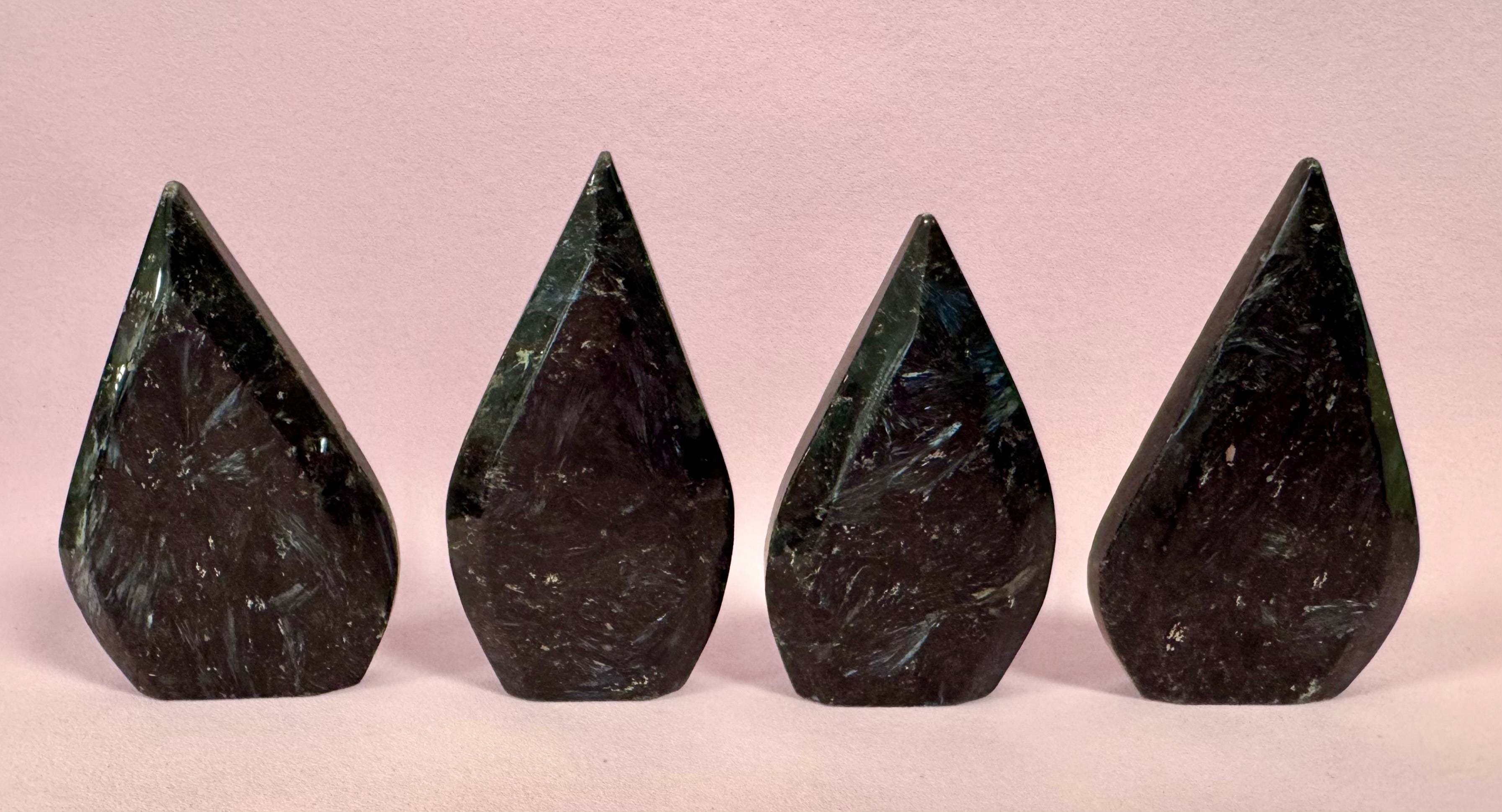 Astrophyllit flammer – energi, indsigt og indre styrke - 8-9 cm høj