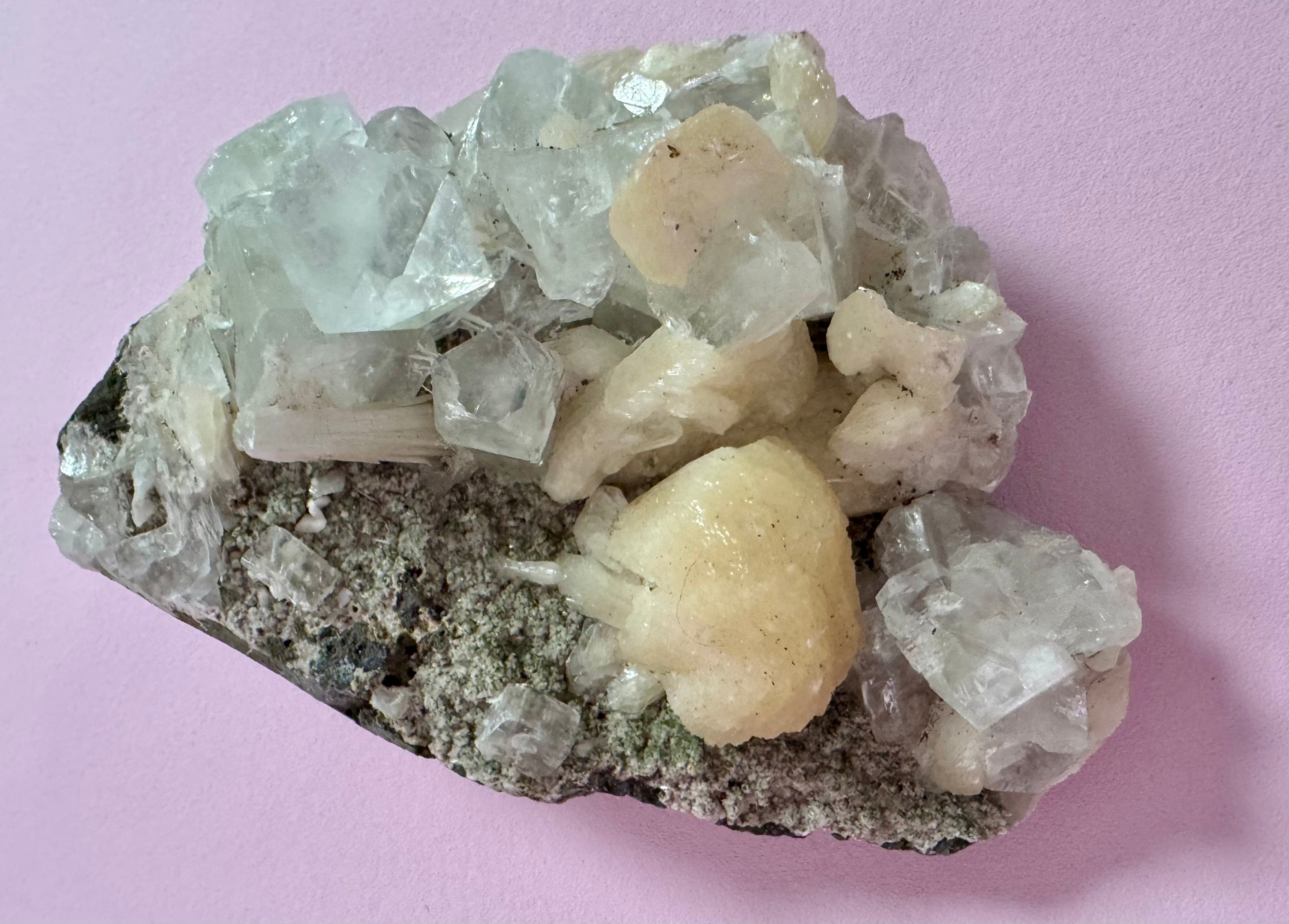 Stor Apophyllit klynge – Zeolit med stilbit nr. 111 - beskytter mod energidrænene påvirkning, udvikler dine intuitive evner og hjælper dig til at træde ud af dit ego og lade energi flyde let𓂀