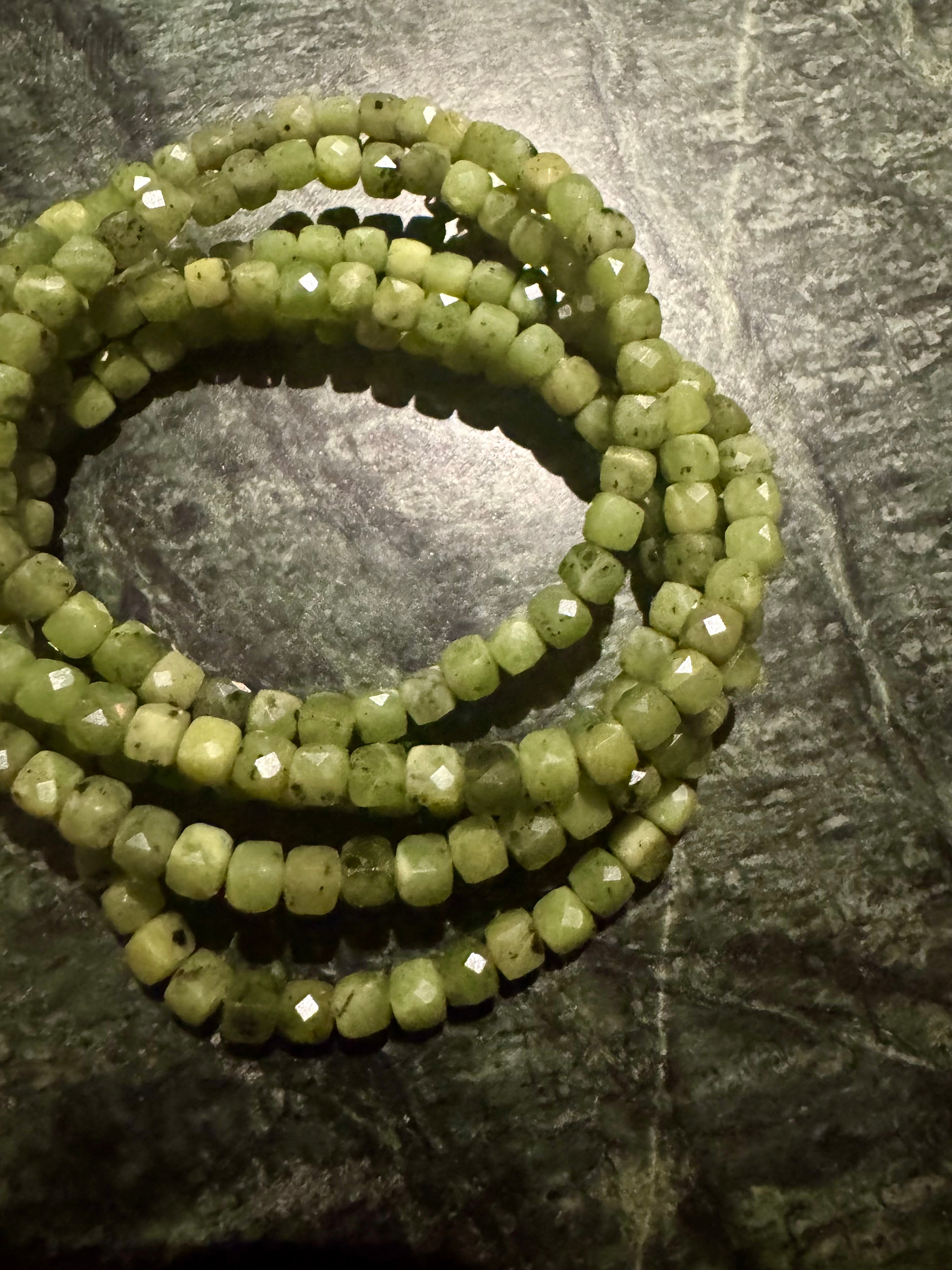 Jade Nephrite Armbånd A+terning 4x4 mm.