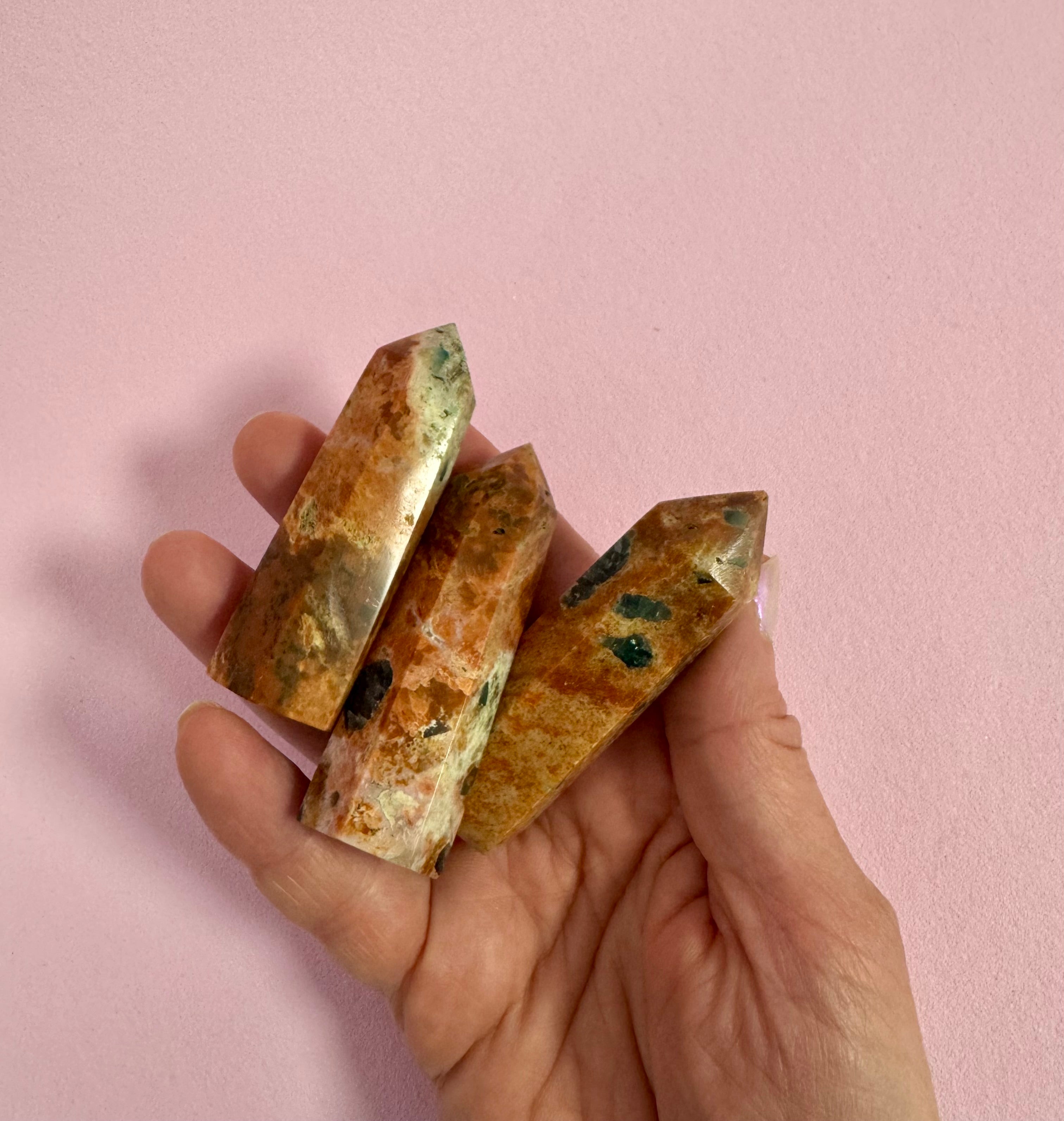 Solsten med Apatit 𖤓 “LOVE, PEACE & HARMONY”𖤓 Overflod, Livsglæde, Energi, Lidenskab og Kreativitet.