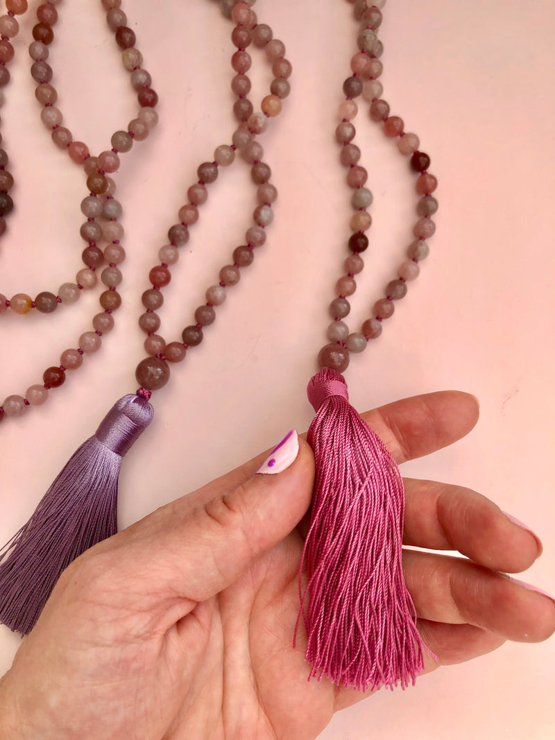Mala Kæde ☾ Mantra “Jeg Er i Balance, Jeg Tilgiver Mig Selv, Jeg Er Tryg” vælg mellem lilla eller pink kvast