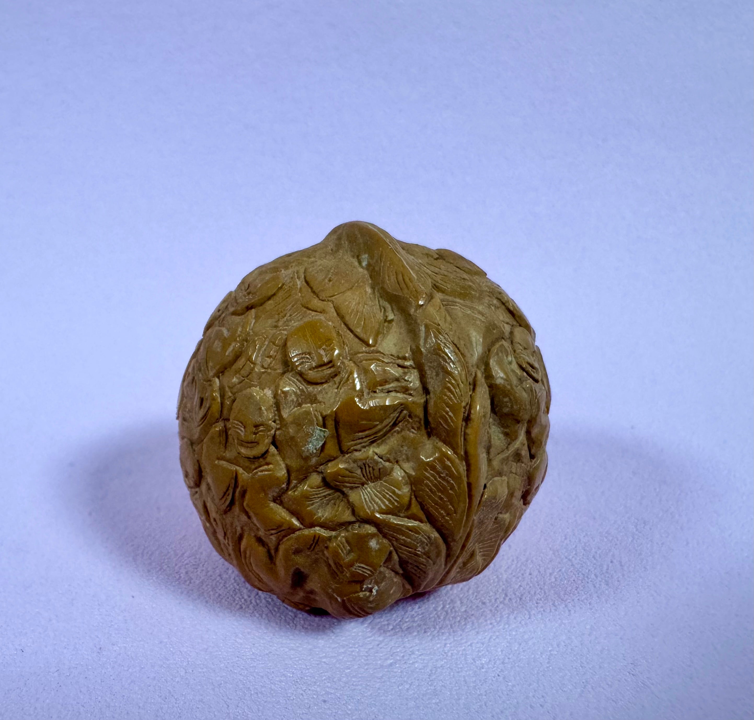 Kinesisk håndskåret valnød – figurrelief ( wenwan ) – ca. 4 cm