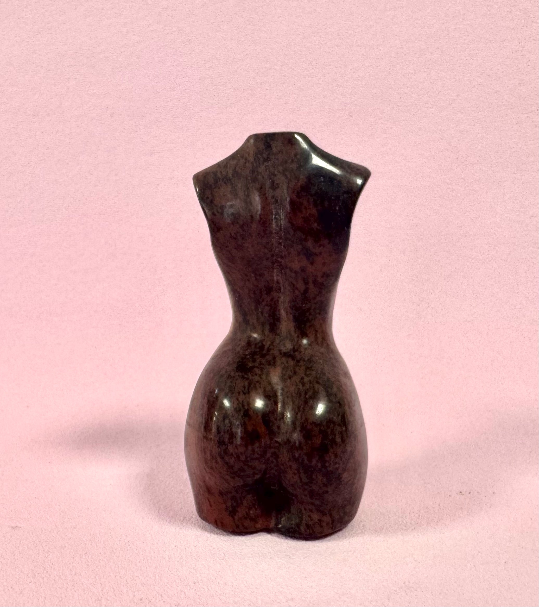 Kvinde krop i Mahogni Obsidian – Jordforbindelse & indre styrke