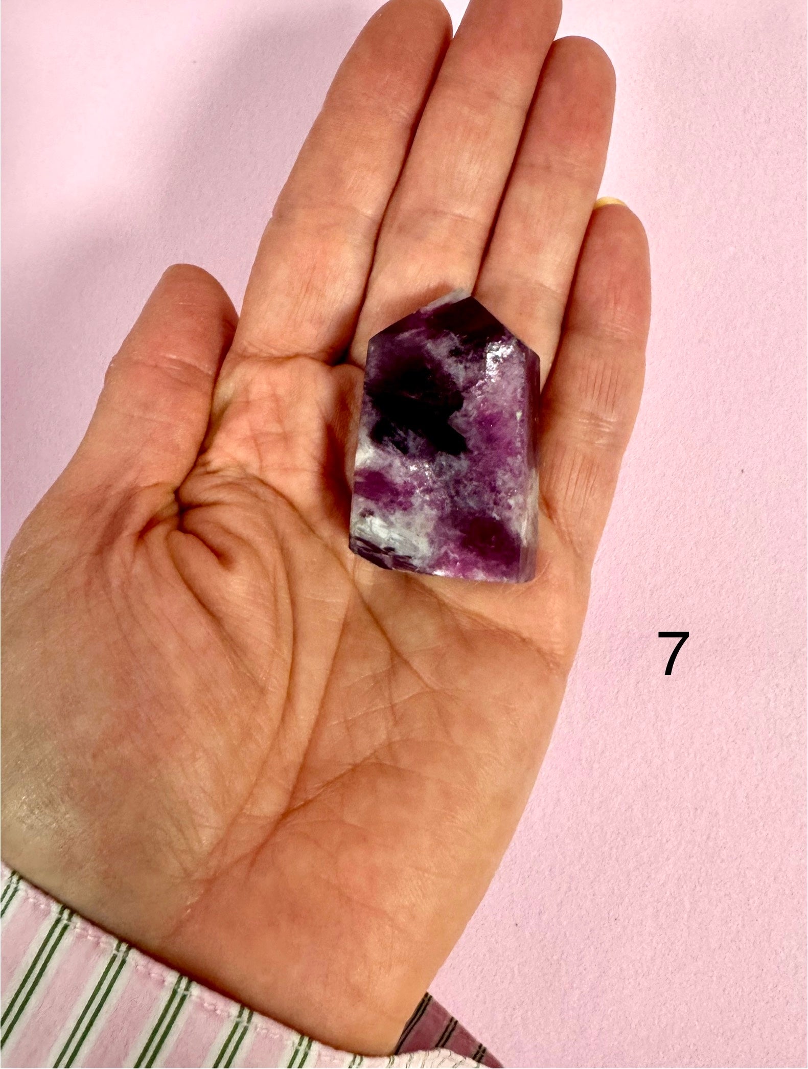 Mica Lepidolit Tårn ☾ Ro, Tryghed, Held, Glæde, Selvkærlighed, Selvaccept, Balance, Selvbevidsthed, Tålmodighed, Ærlighed ☾ Nr.6-9