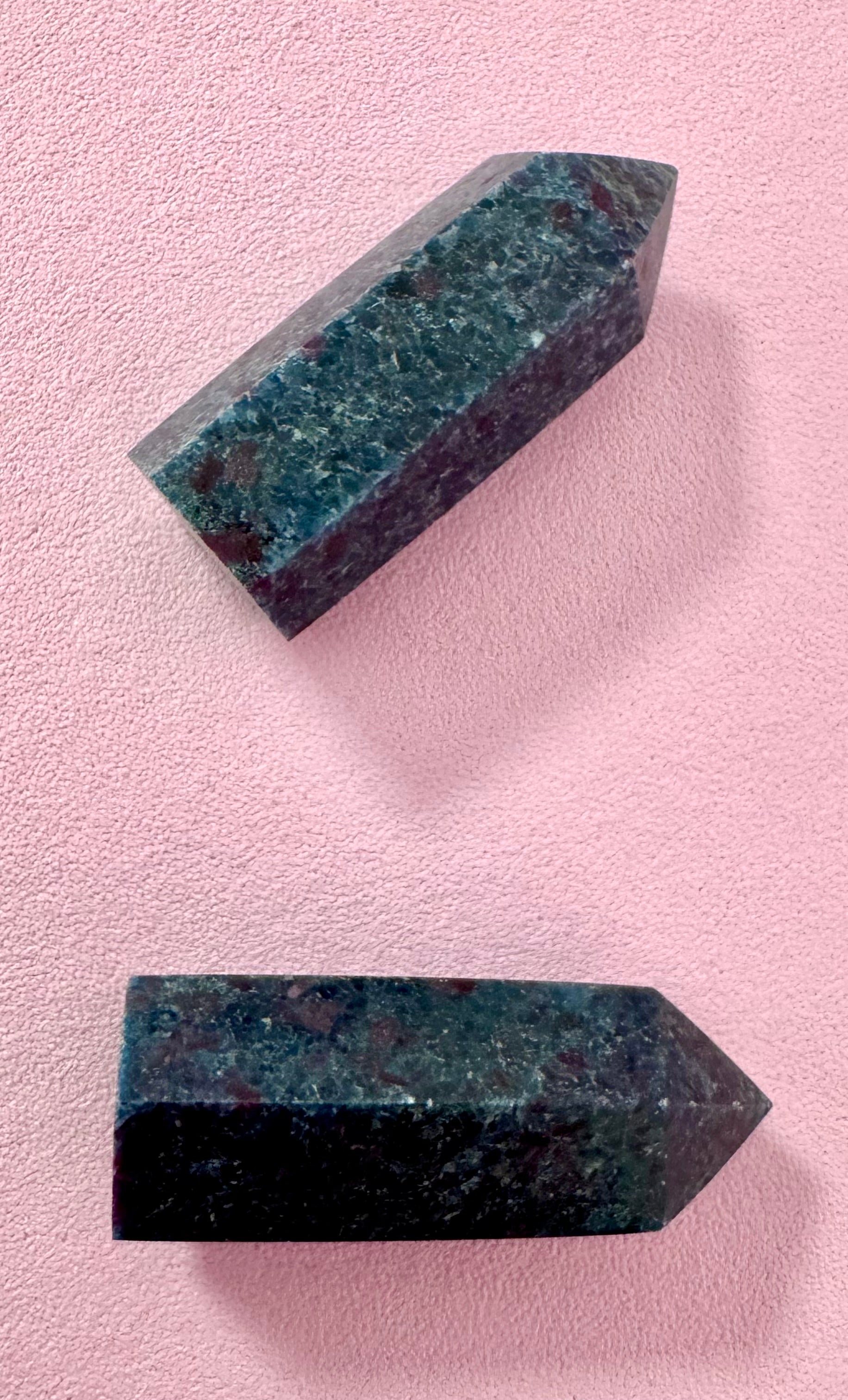 Rå Rubin i Kyanit - ca 30 gram & 4,3 cm højt