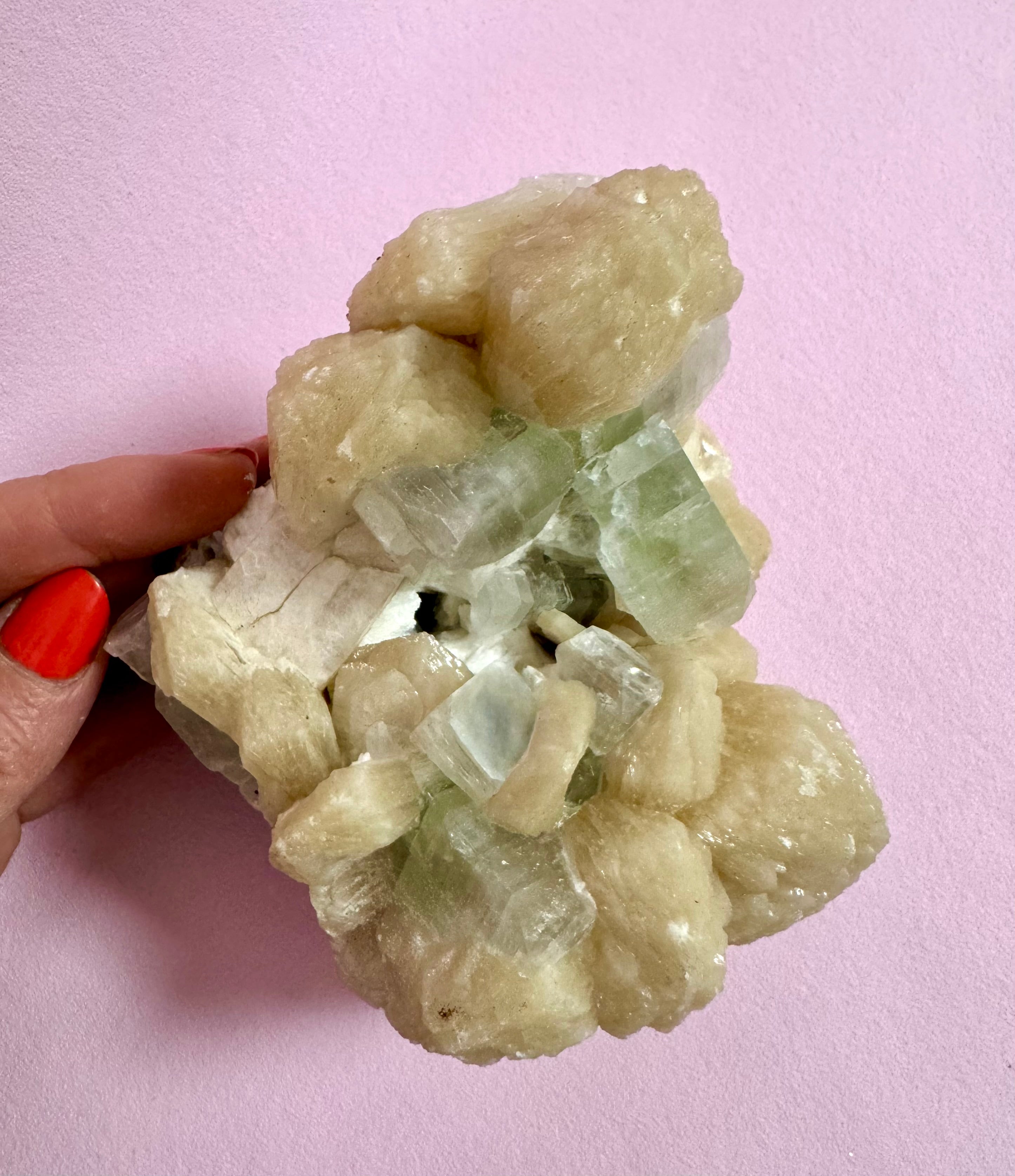 Apophyllit klynge – Zeolit med stilbit nr. 444 - beskytter mod energidrænene påvirkning, udvikler dine intuitive evner og hjælper dig til at træde ud af dit ego og lade energi flyde let𓂀