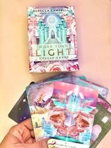 Work your light oracle cards - Rebecca Campbell 𖤓 Engelsk orakelkort sæt + Guidebog