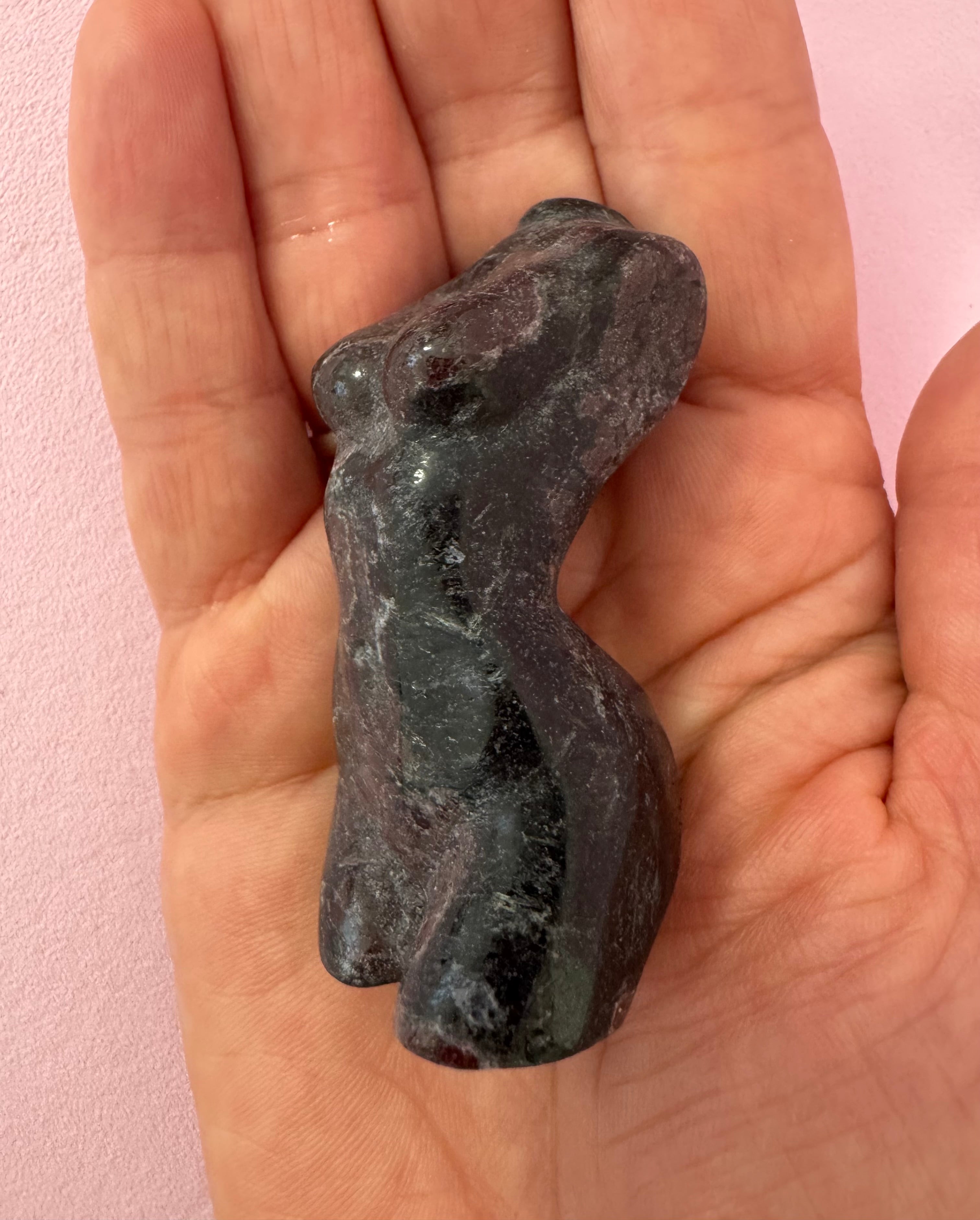 Kvinde krop i Granat - ♡ Kærlighed, Seksualitet & Kundalini - 6,3 cm
