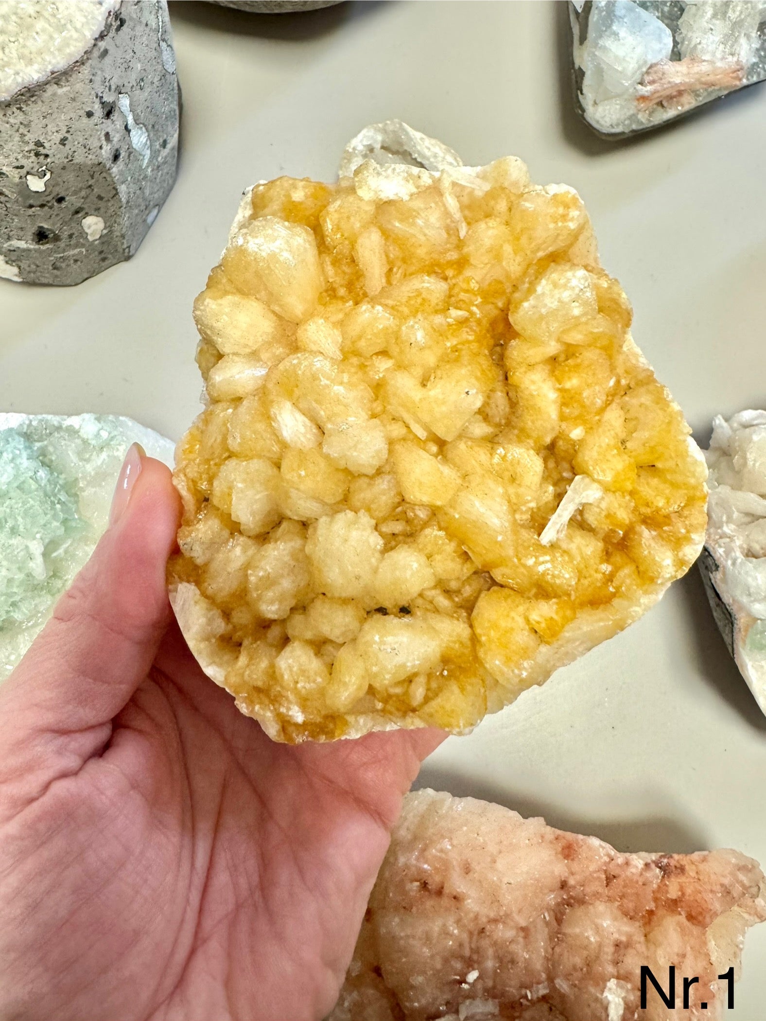 Zeolit apophyllit med stilbit Klynge 𓂀 Hvis du arbejder med Healing, er denne sten et fantastisk redskab. beskytter mod energidrænene påvirkning, udvikler dine intuitive evner og hjælper dig til at træde ud af dit ego og lade energi flyde let