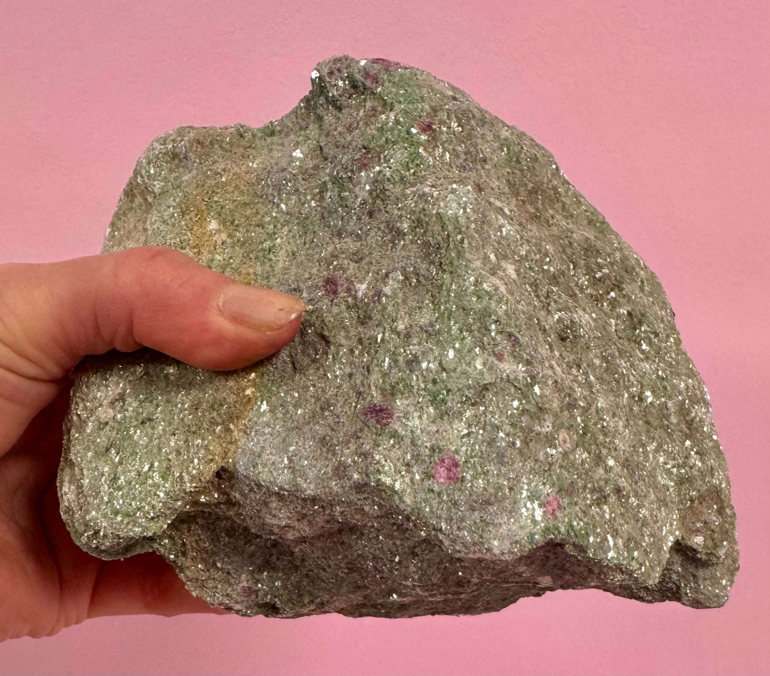 Rå Rubin i Fuchsit - Stor showpiece - blid, healende & hjertefokuseret - bruges til følelsesmæssig healing & selvkærlighed