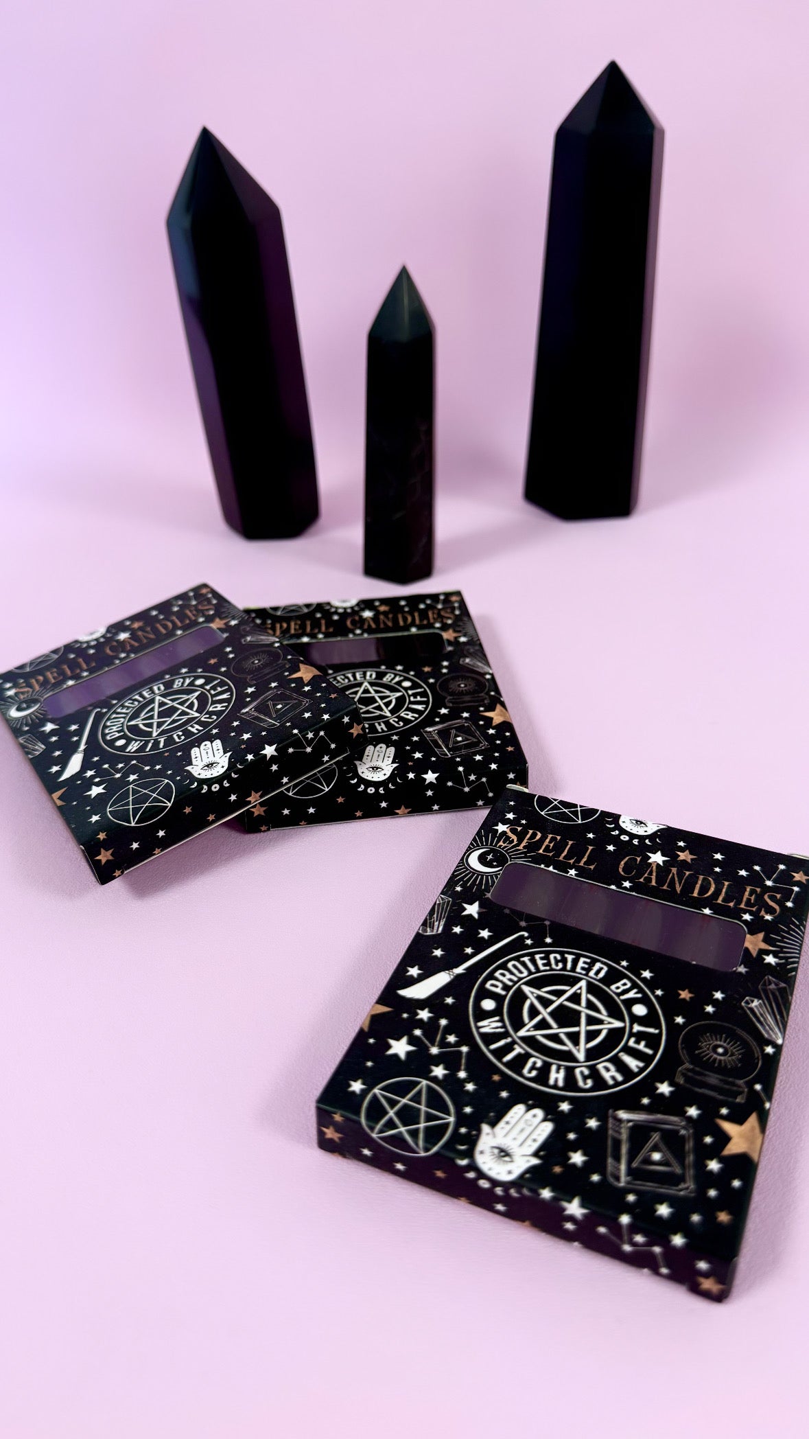 Månesøster KrystallerProtected by Witchcraft ☾ Sorte SPELL CANDLES ☾ 10x7,5x1 cm pakke med 6 lys