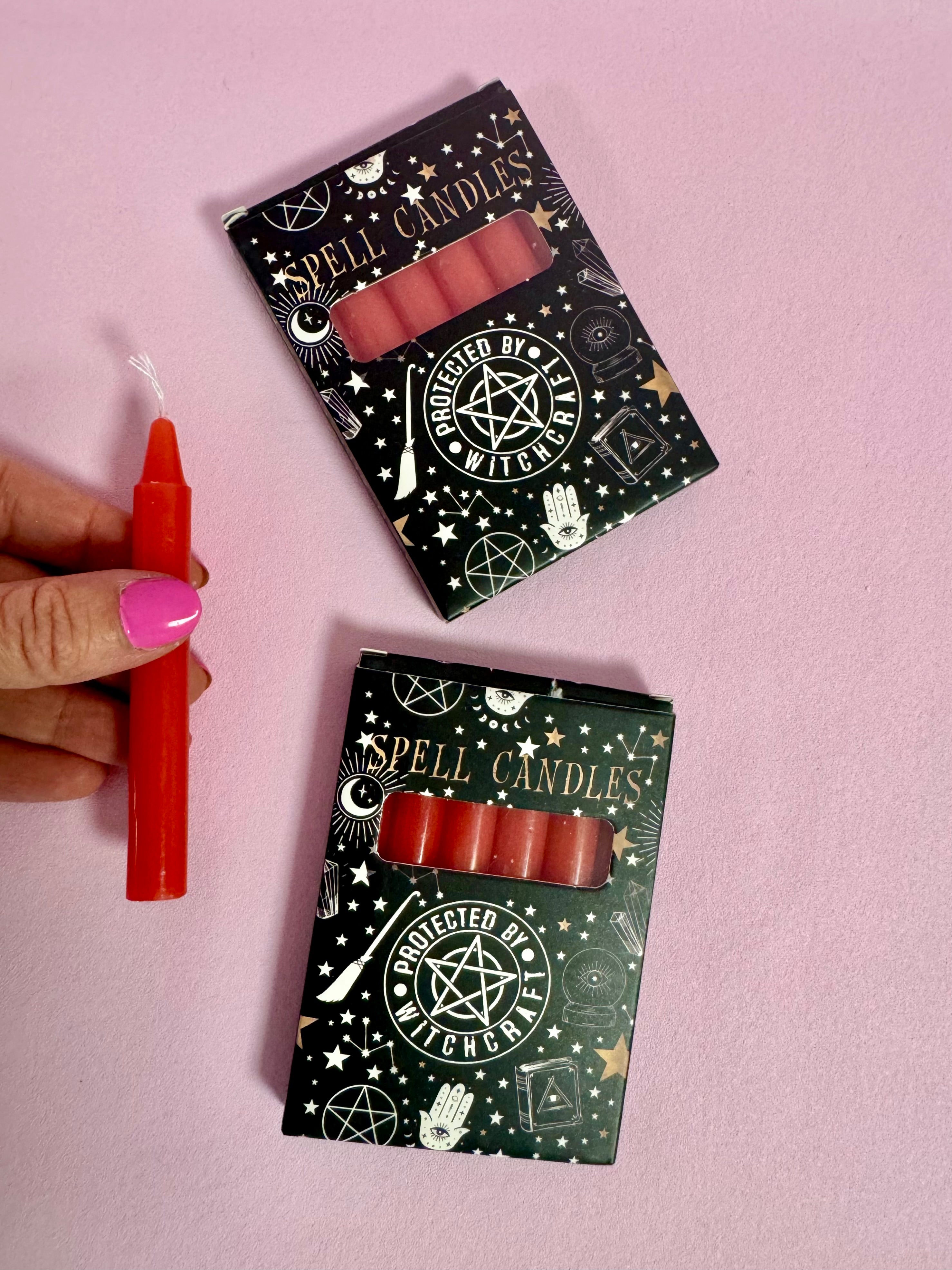 Månesøster Krystaller - Horsens - Protected by Witchcraft ☾ SPELL CANDLES ☾ 10x7,5x1 cm. pakke med 6 Røde lys ☾ For Lidenskab / MAANESOESTER.DK