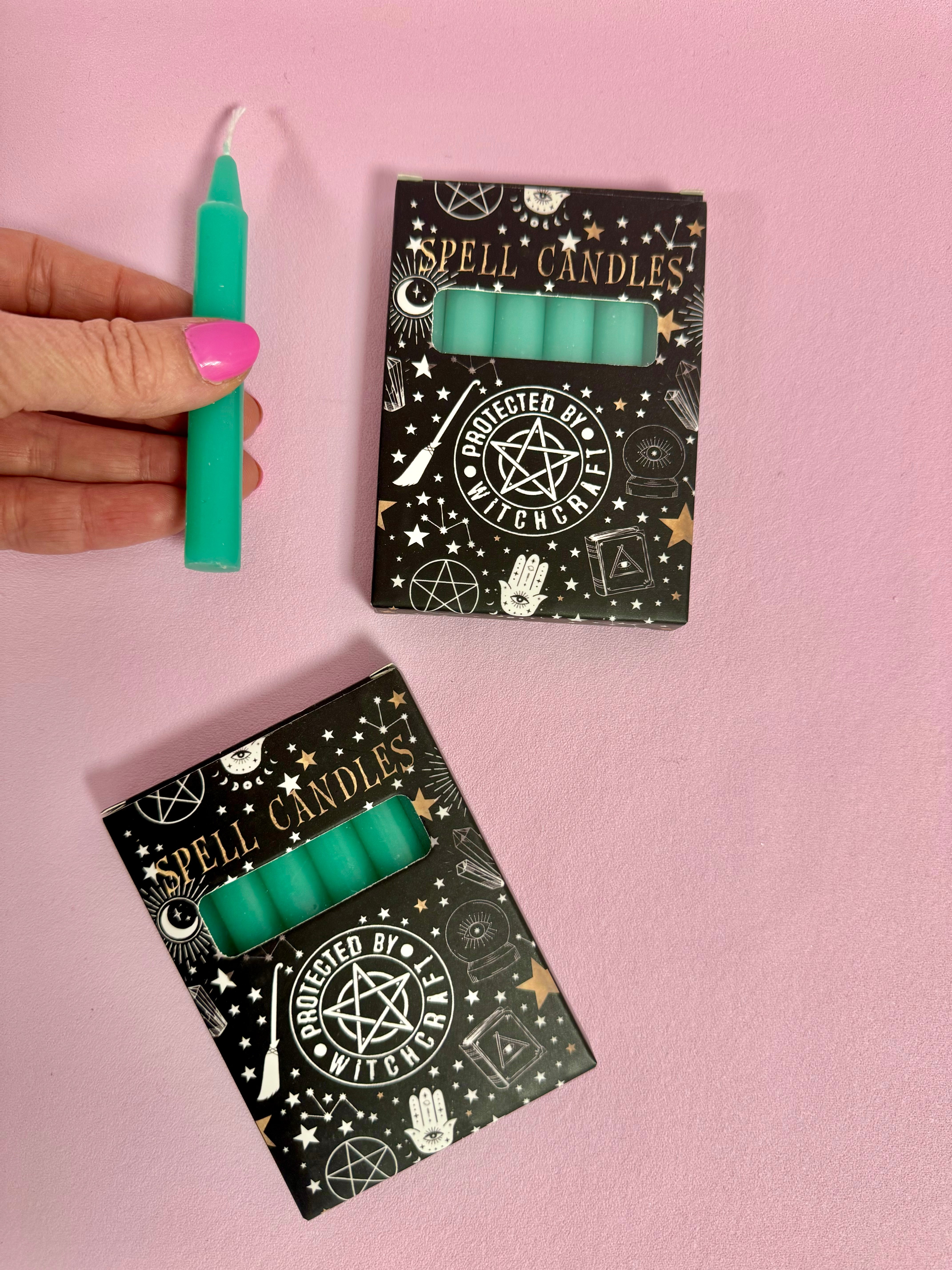 Månesøster Krystaller Horsens - Protected by Witchcraft ☾ SPELL CANDLES ☾ 10x7,5x1 cm. pakke med 6 Grønne lys ☾ For overflod / MAANESOESTER.DK