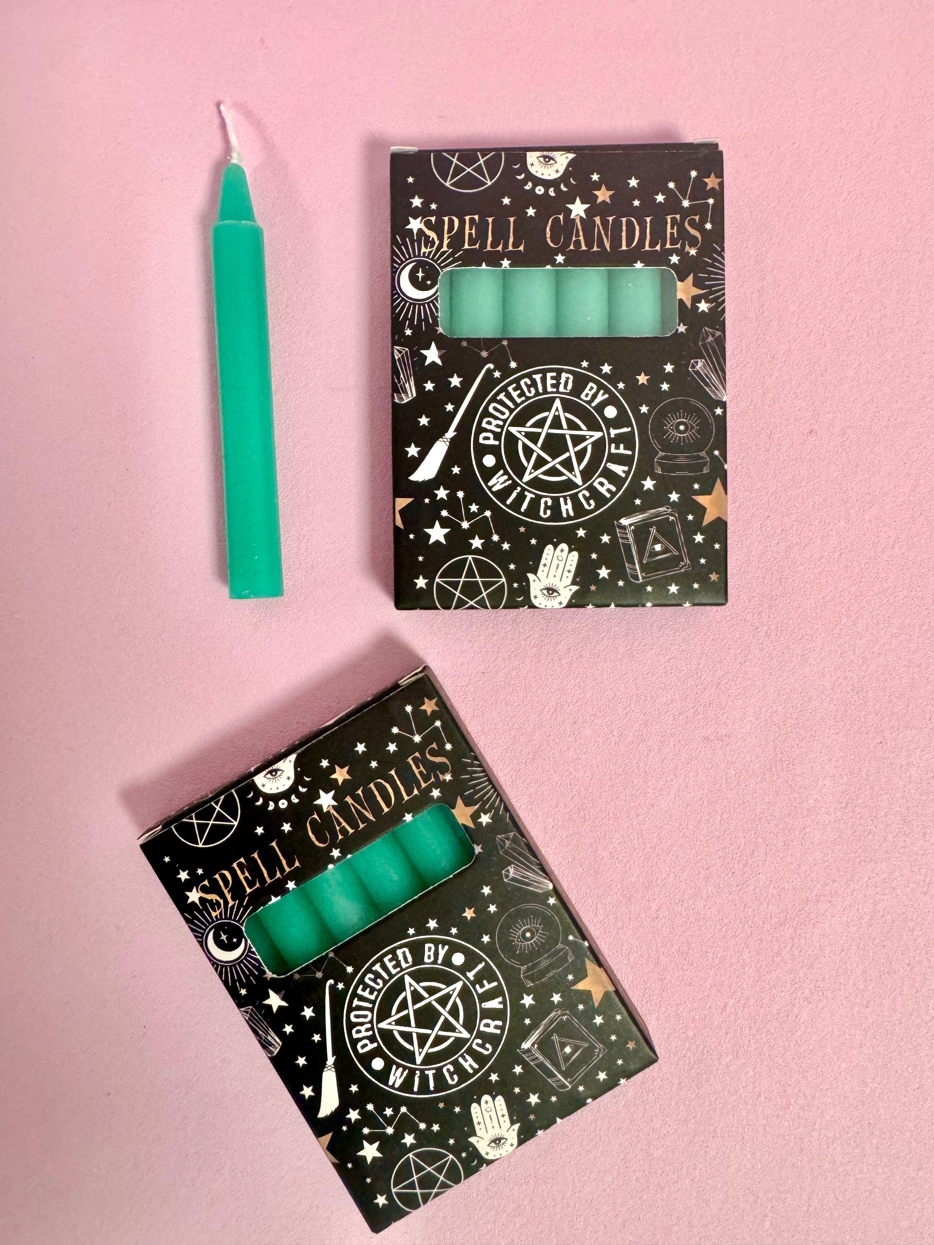 Månesøster Krystaller Horsens - Protected by Witchcraft ☾ SPELL CANDLES ☾ 10x7,5x1 cm. pakke med 6 Grønne lys ☾ For overflod / MAANESOESTER.DK