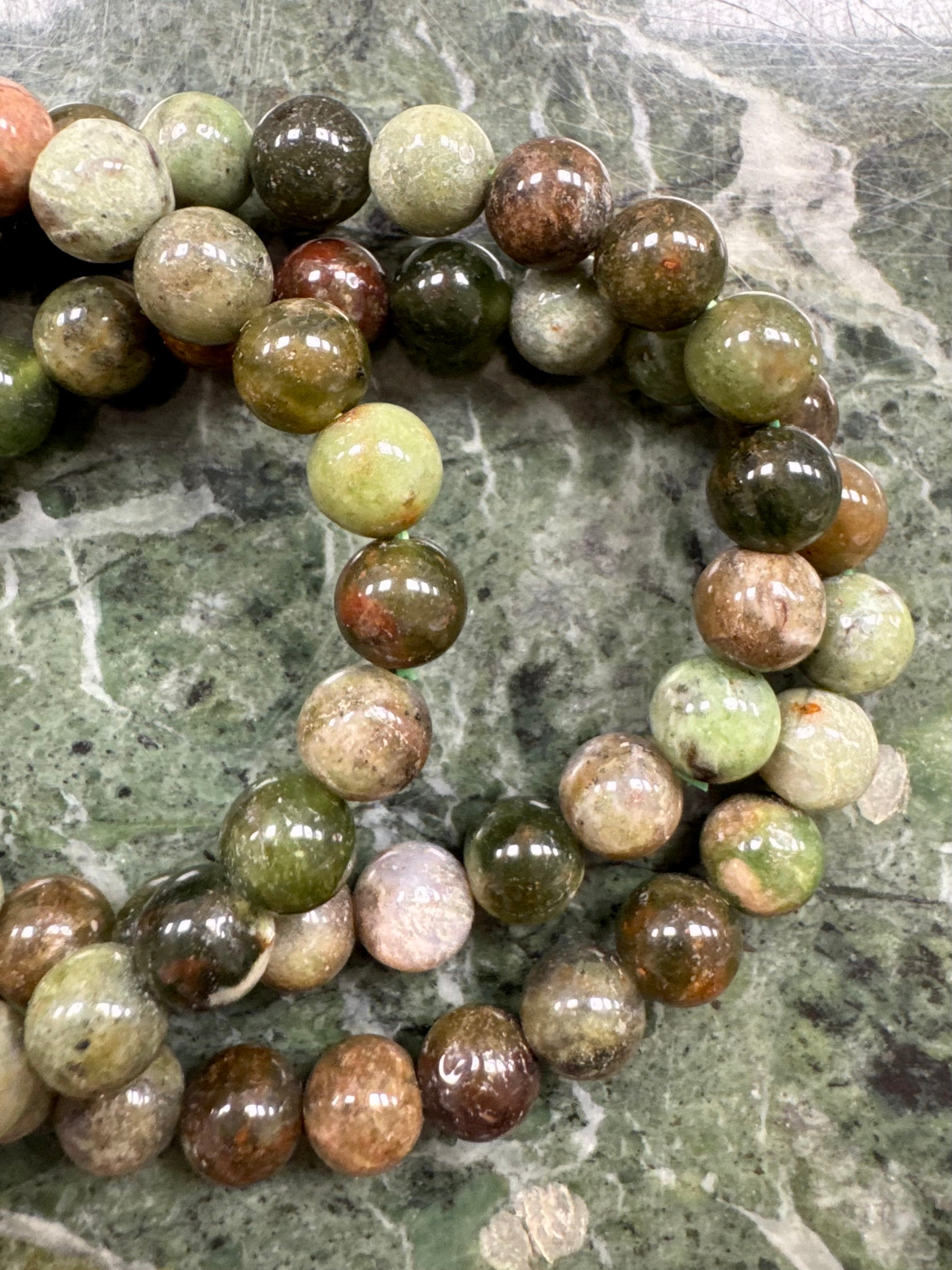 Månesøster Krystaller - Naturlig Grøn Opal Armbånd Til Mænd - Kærlighed, Velstand, Balance & Harmoni - 8 mm. Perler - 20 cm. / MÅNESØSTER.DK / MAANESOESTER.DK