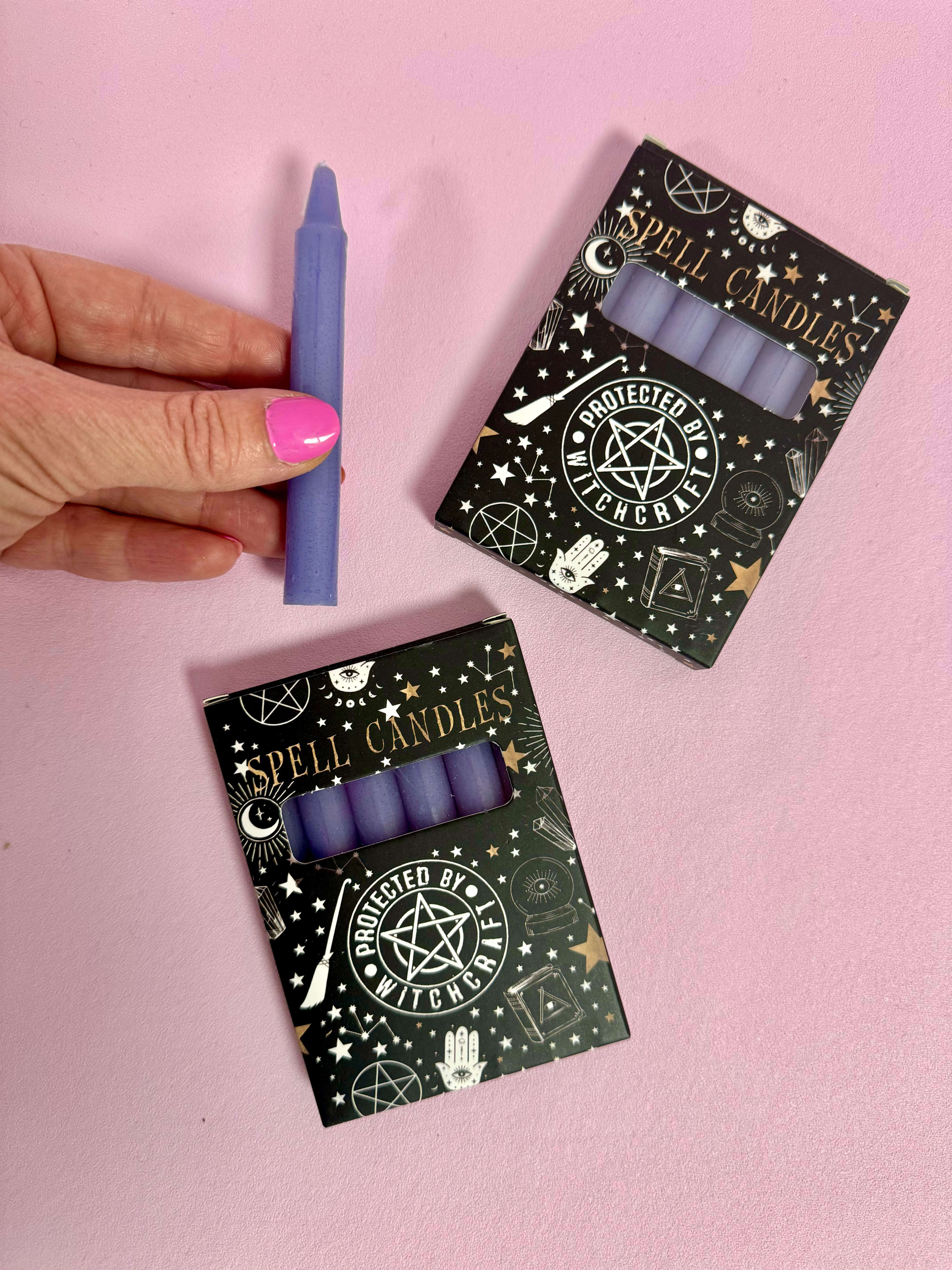 Protected by Witchcraft ☾ SPELL CANDLES ☾ 10x7,5x1 cm. pakke med 6 Lavendelfarvet lys ☾ For Selvkærlighed / HTTPS://MAANESOESTER.DK / HTTPS://MÅNESØSTER.DK
