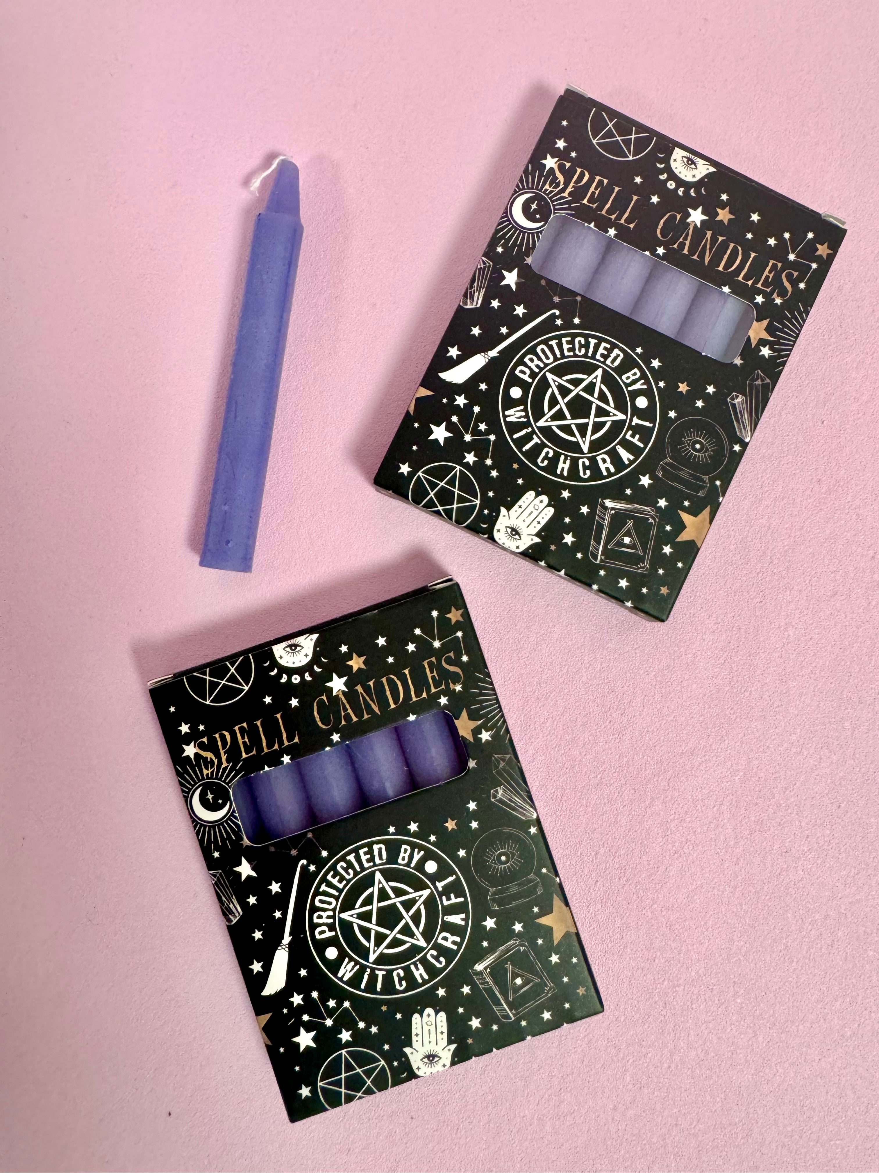 Protected by Witchcraft ☾ SPELL CANDLES ☾ 10x7,5x1 cm. pakke med 6 Lavendelfarvet lys ☾ For Selvkærlighed / HTTPS://MAANESOESTER.DK / HTTPS://MÅNESØSTER.DK