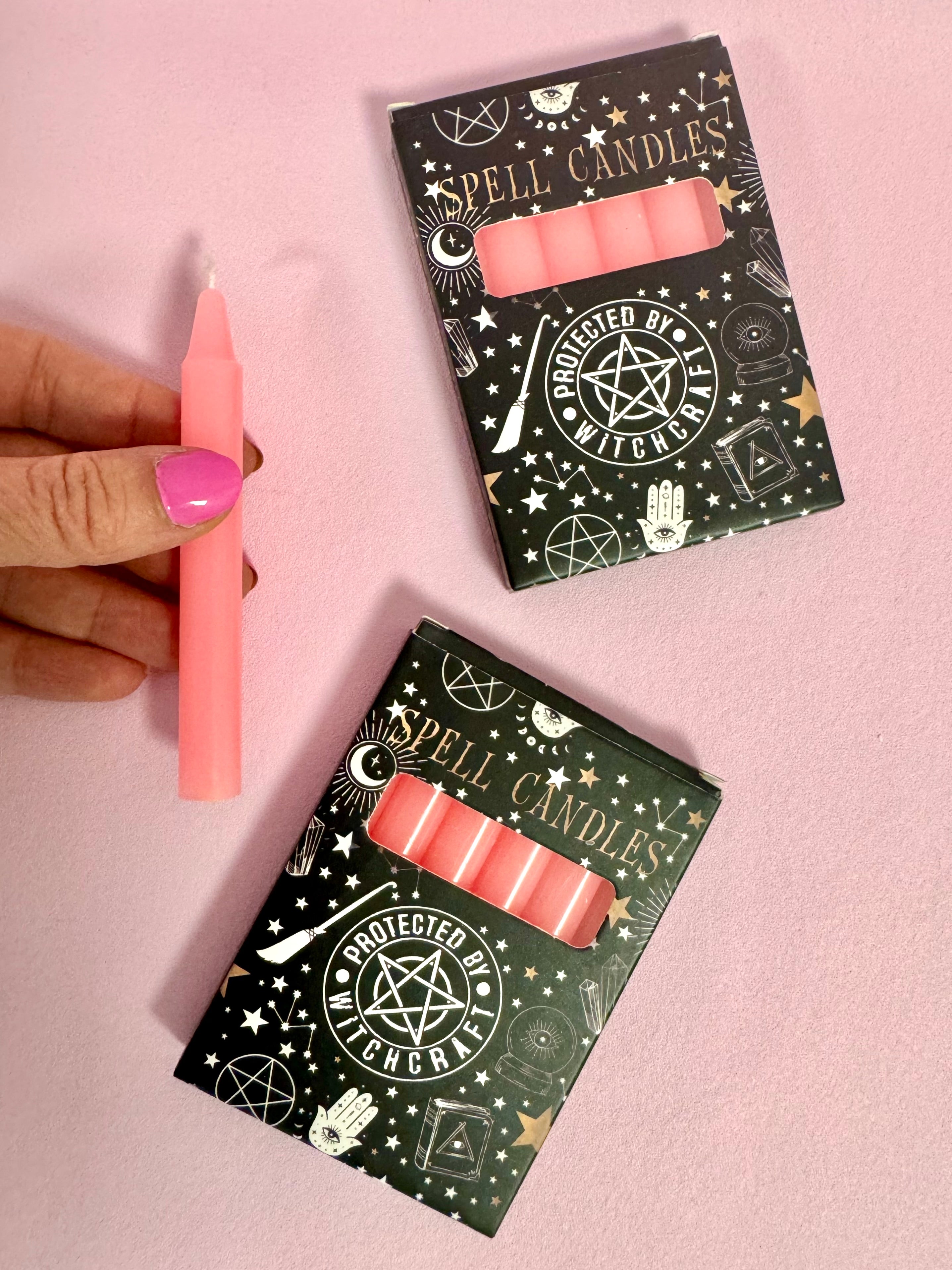 Protected by Witchcraft ☾ SPELL CANDLES ☾ 10x7,5x1 cm. pakke med 6 Lyserøde lys ☾ For Selvkærlighed / HTTPS://MAANESOESTER.DK / HTTPS://MÅNESØSTER.DK