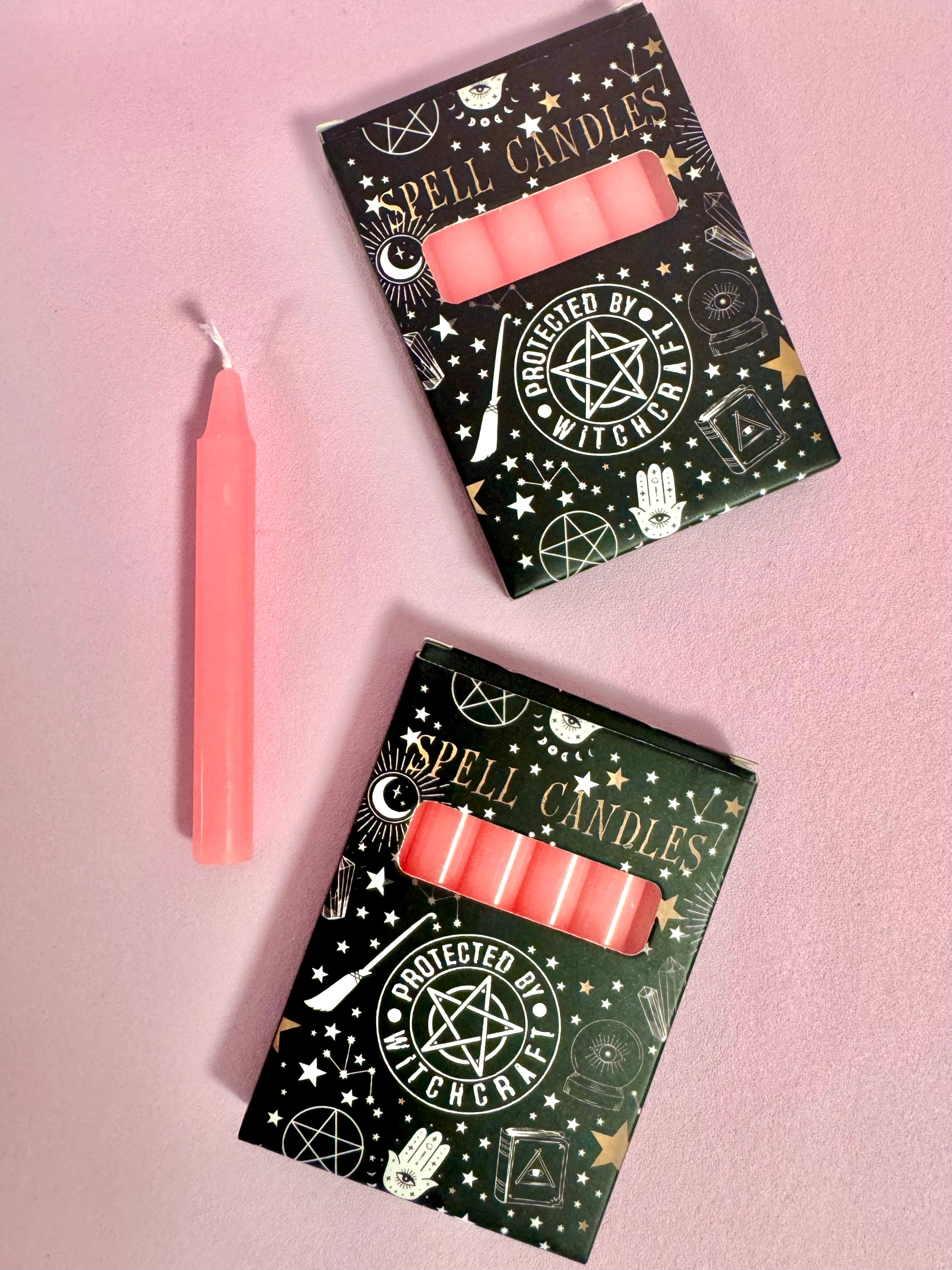 Protected by Witchcraft ☾ SPELL CANDLES ☾ 10x7,5x1 cm. pakke med 6 Lyserøde lys ☾ For Selvkærlighed / MAANESOESTER.DK
