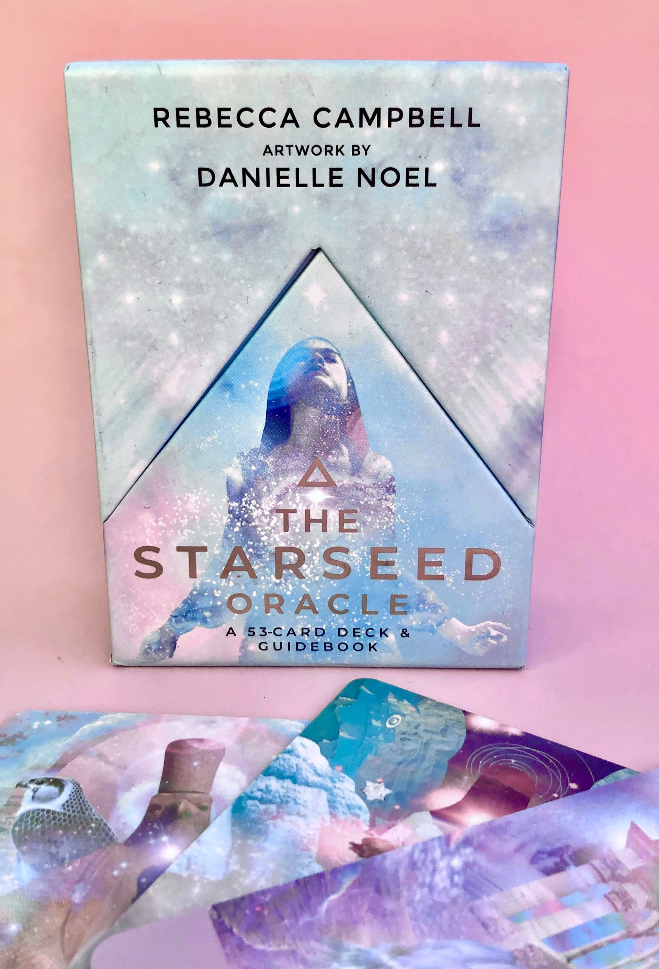 Månesøster Krystaller - Starseed Orakelkort
- Skabt af Rebecca Campbell -  Illustreret af Danielle Noel / MÅNESØSTER.DK / MAANESOESTER.DK
