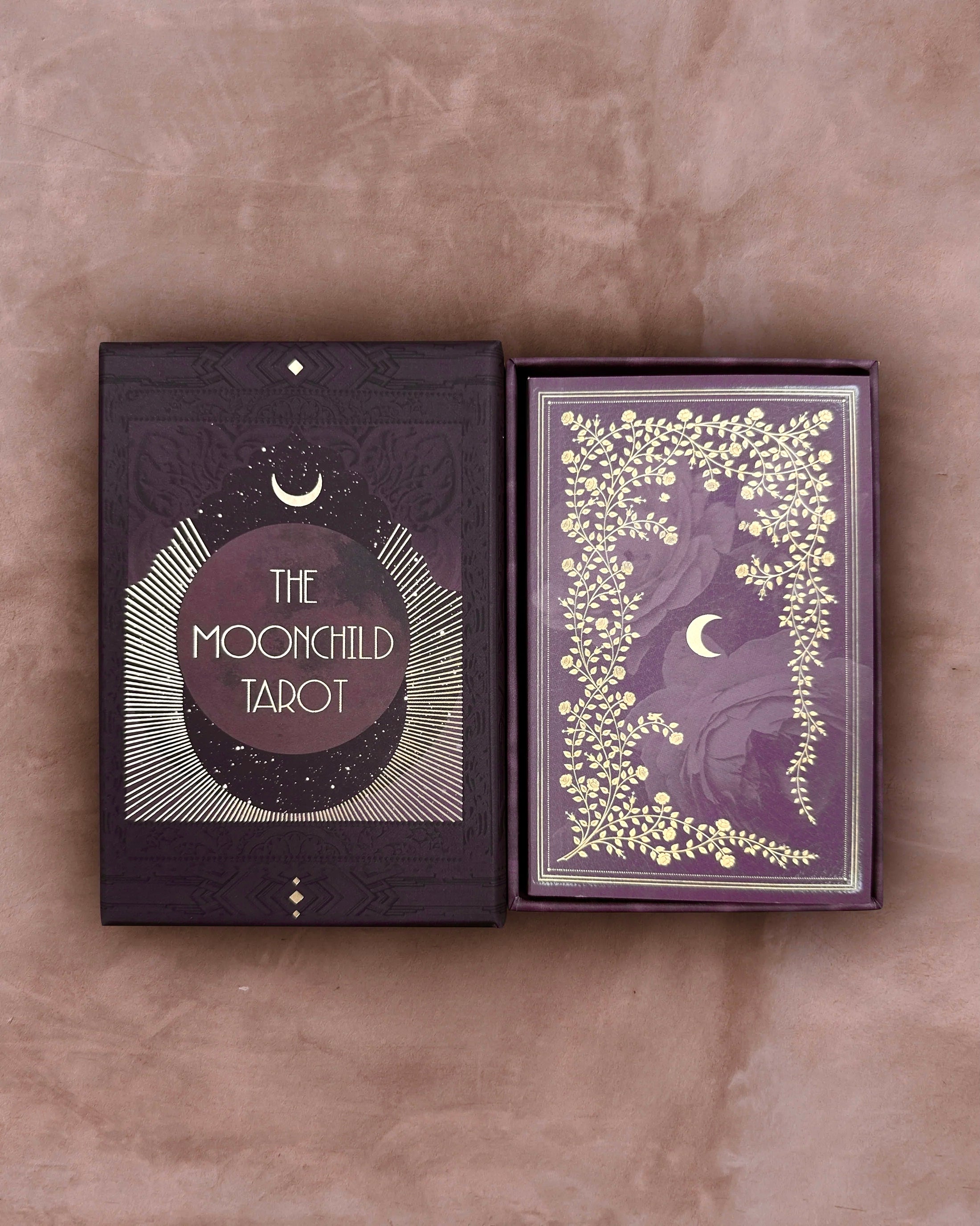 Månesøster Krystaller ☾ The Moonchild Tarot Shadow Work Edition ☾ ☾ Kærligt illustreret af kunstneren Danielle Noel ☾ Meget Luksuriøse kort med en glitrende ryg https://maanesoester.dk www.månesøster.dk