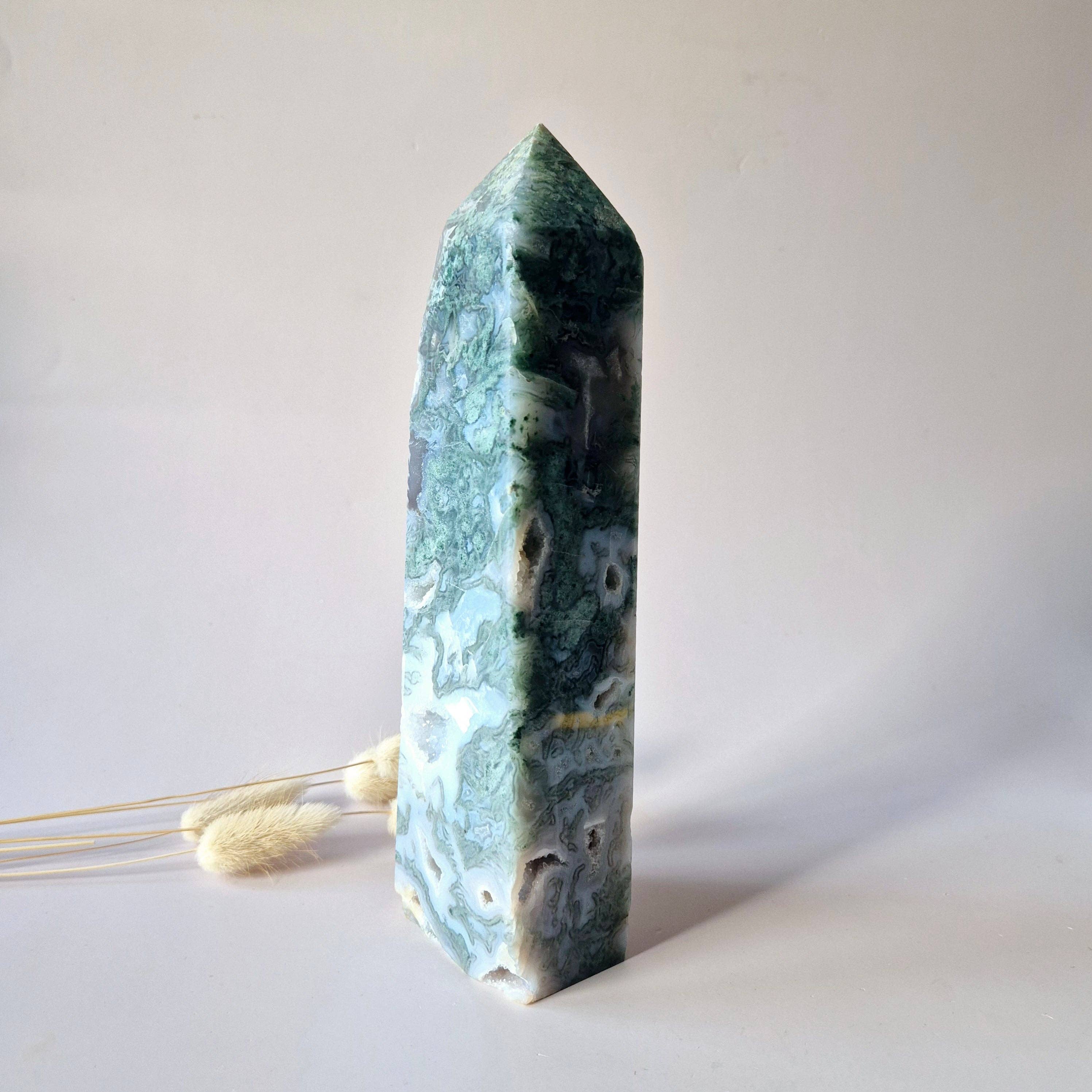 Moss Agat Krystal XXL Tårn (1067 g) – Obelisk / Tårn / Punkt