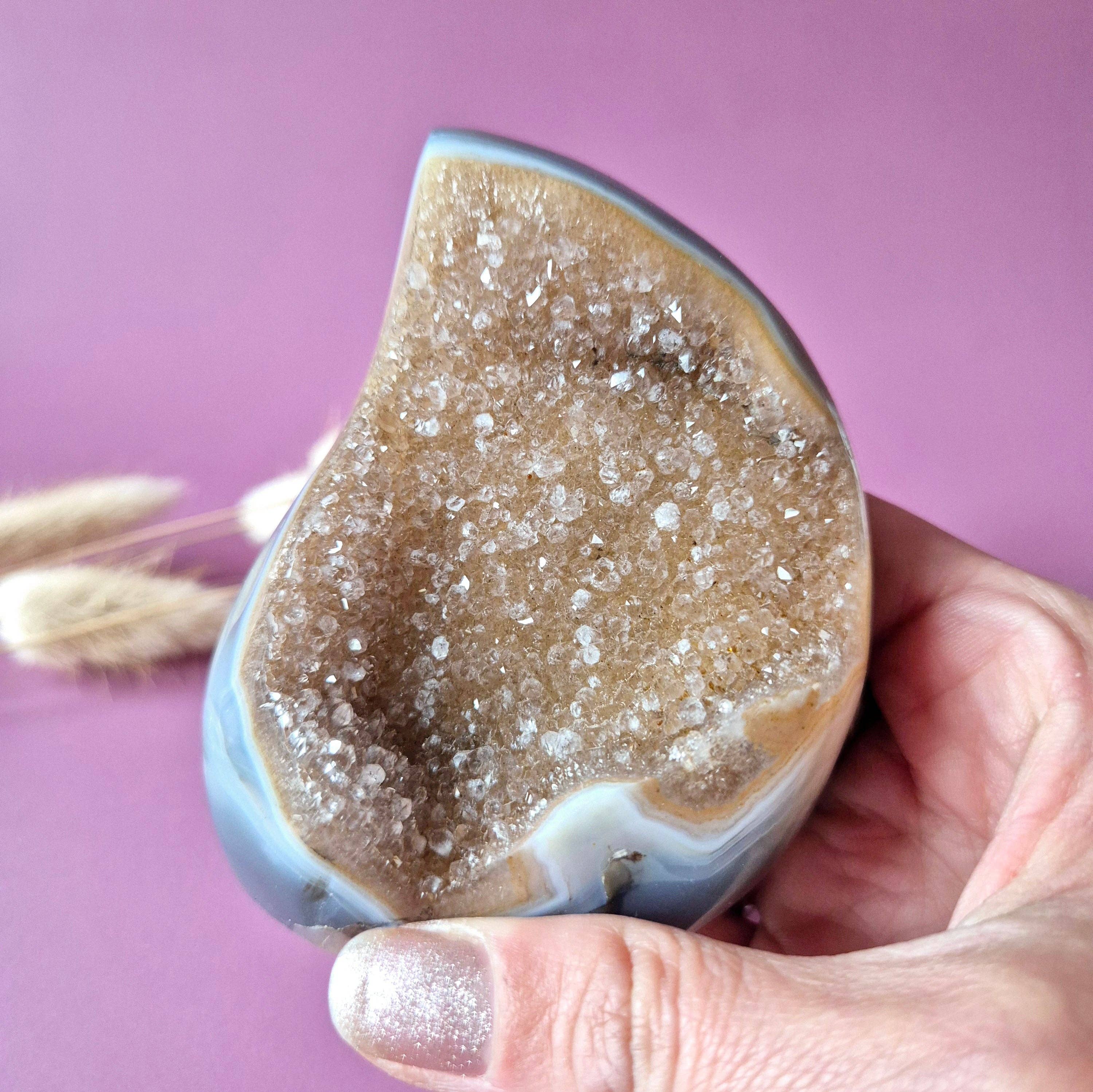 Druzy Grå Agat Tåre/Flamme – Stående Krystal (260 g, #4)
Druzy grå agat formet som en stående tåre eller flamme med en vægt på 260 gram.