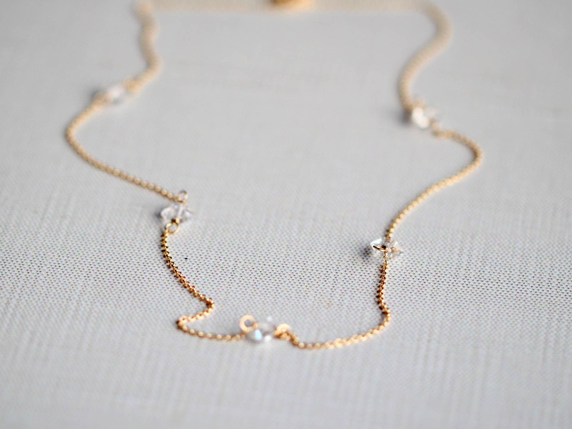 Herkimer Diamant Draperet Halskæde - 14K Guldfyld - fra Saressa Designs