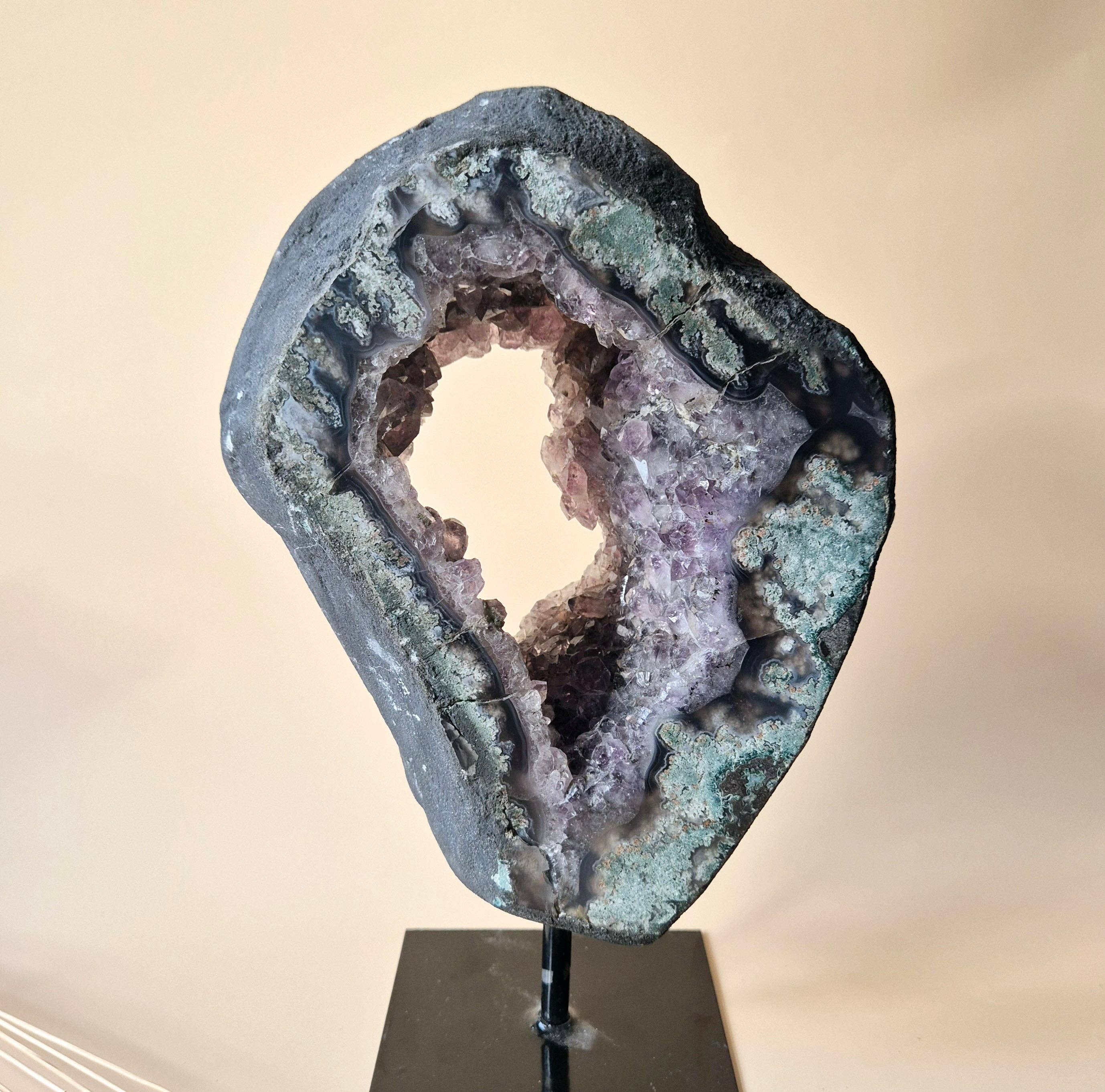 XXL Ametyst Geode monteret på en Stand – 2,35 kg. - 25 cm. høj