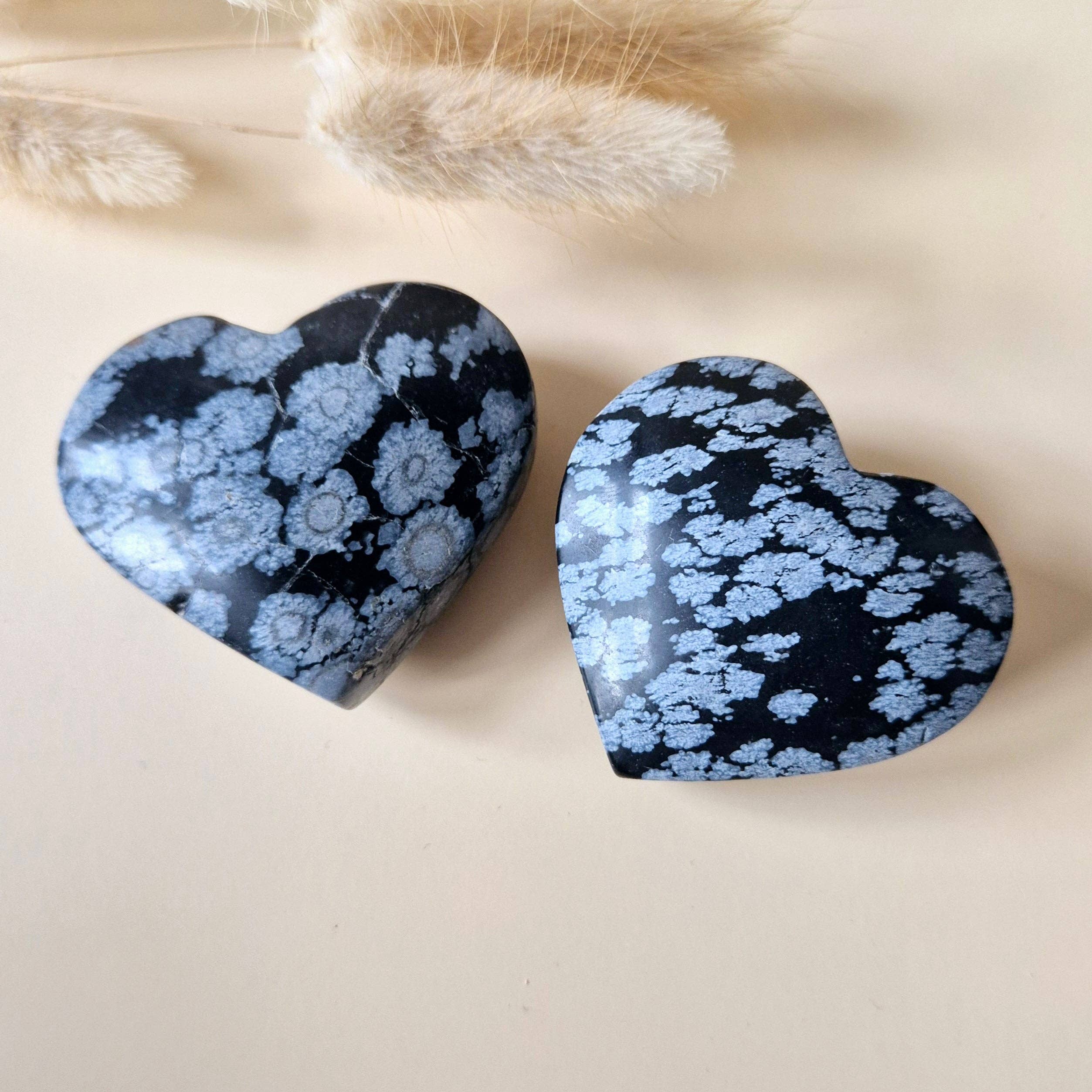 Snefnug-Obsidian Krystalhjerte (5–6 cm) – Poleret