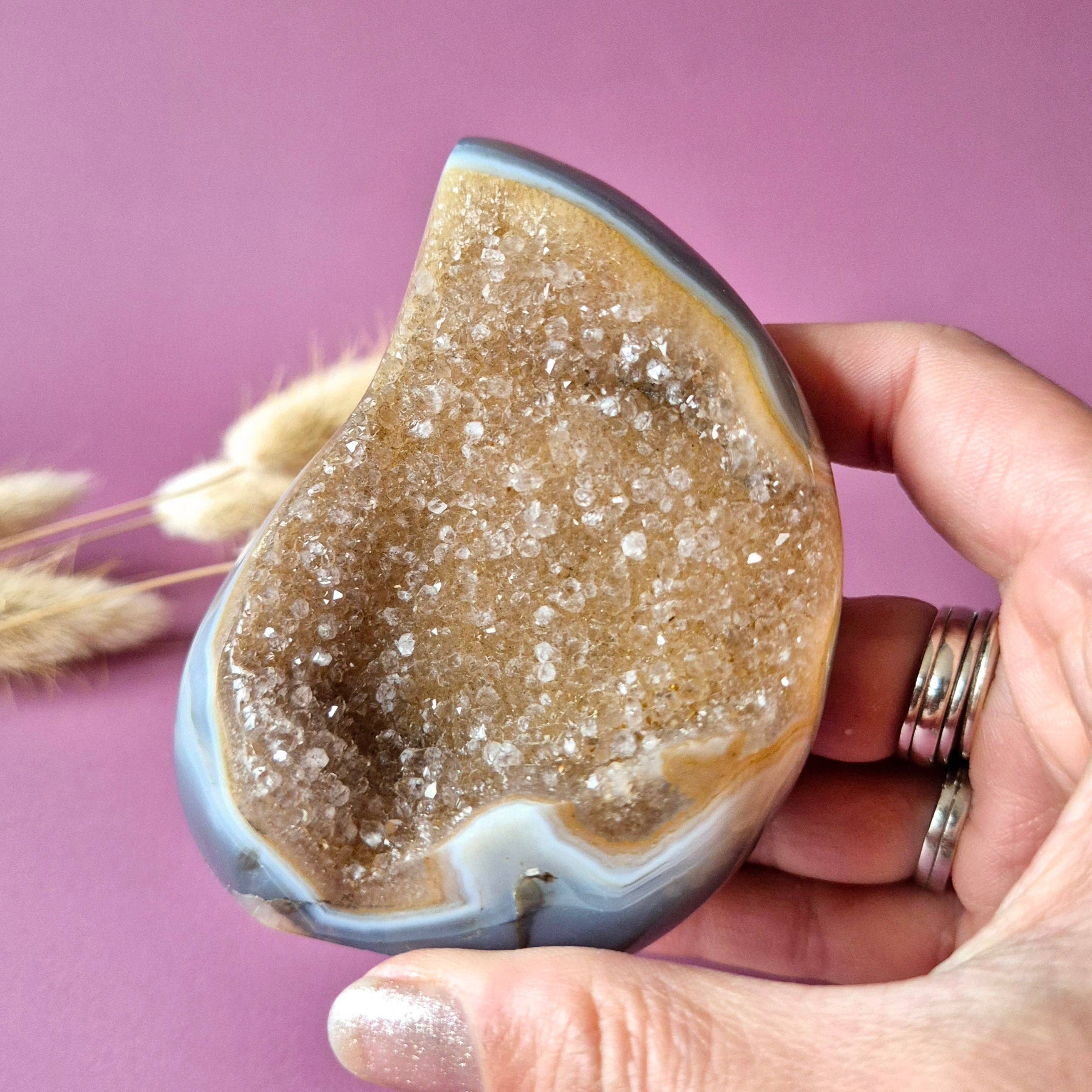 Druzy Grå Agat Tåre/Flamme – Stående Krystal (260 g, #4)
Druzy grå agat formet som en stående tåre eller flamme med en vægt på 260 gram.
