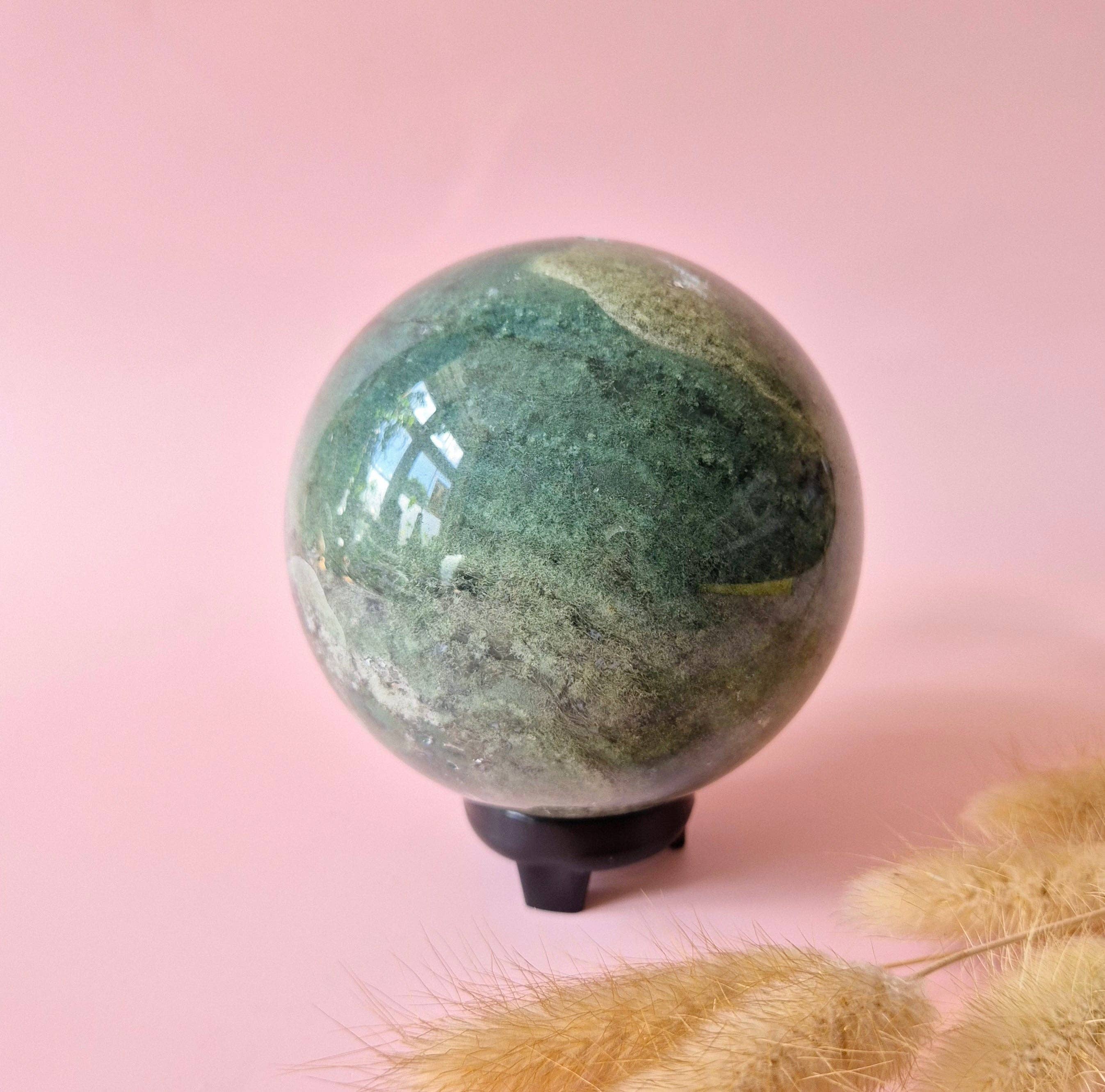 Krystal Kugle – Mosagat Druzy (90 mm, 971 g)
Mosagat druzy krystalkugle med en diameter på 9,5 cm og en vægt på 971 gram.