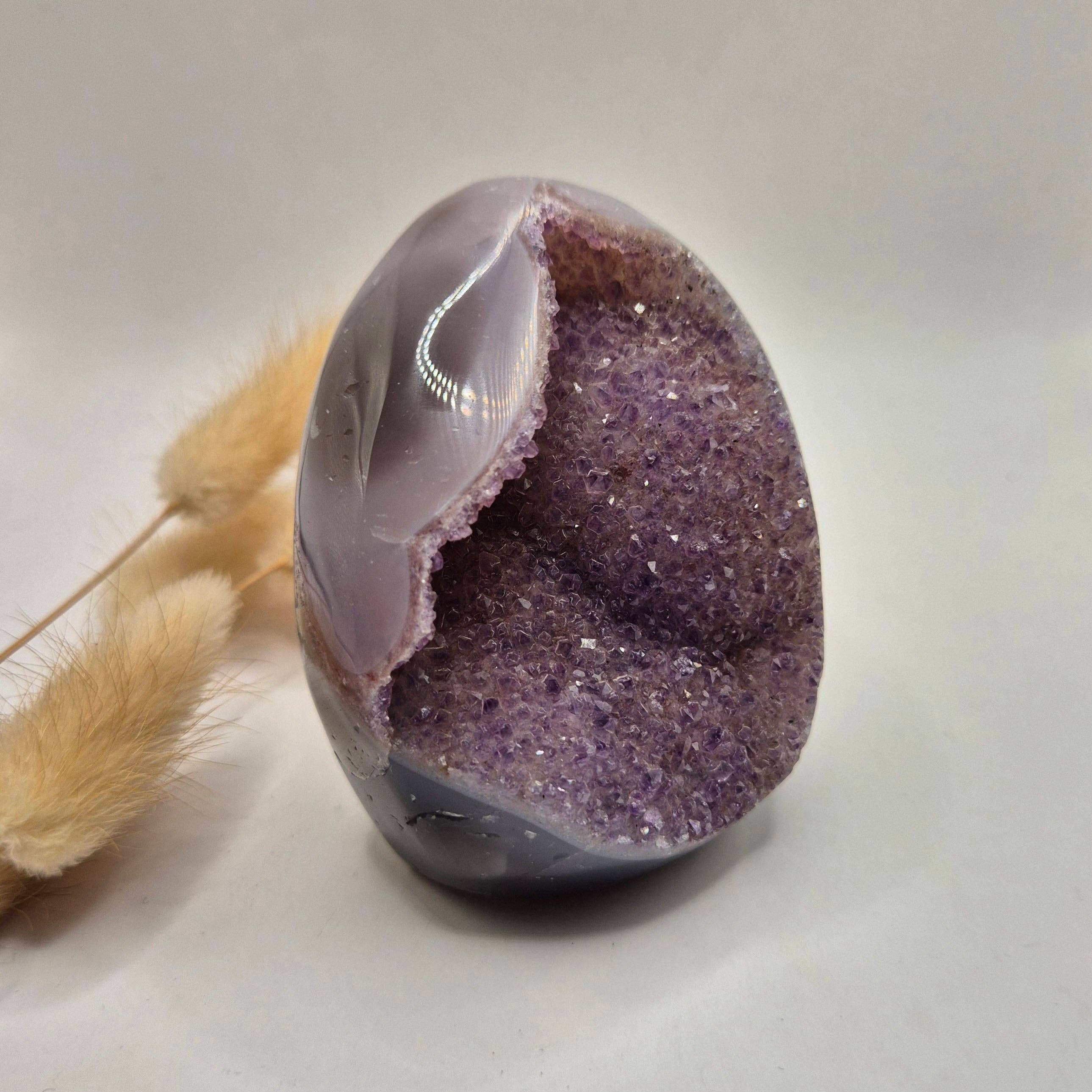 Druzy Grå Agat – Fri Form / Stående Krystal (#21, 319 g)