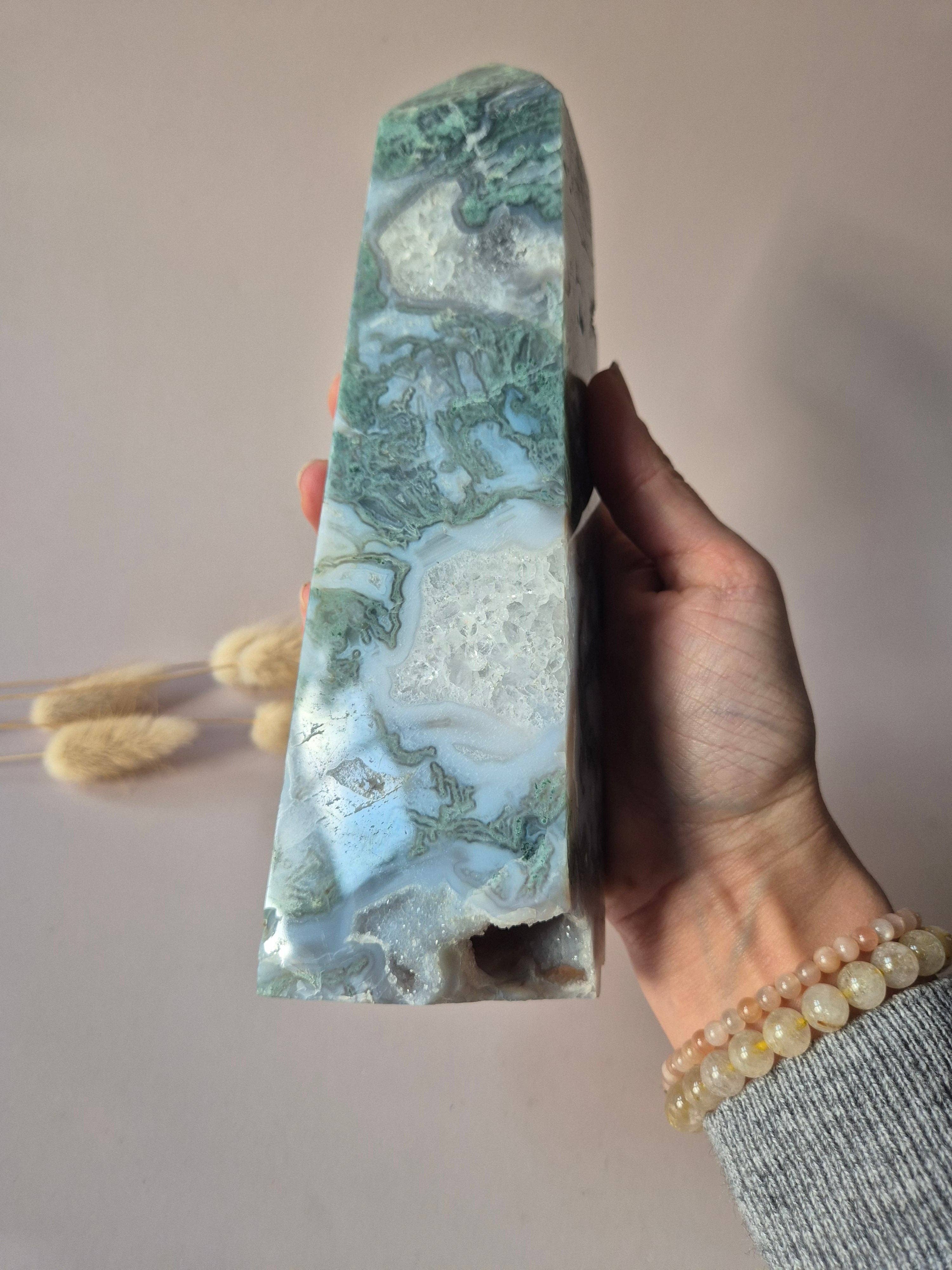 Moss Agat Krystal XXL Tårn (1067 g) – Obelisk / Tårn / Punkt