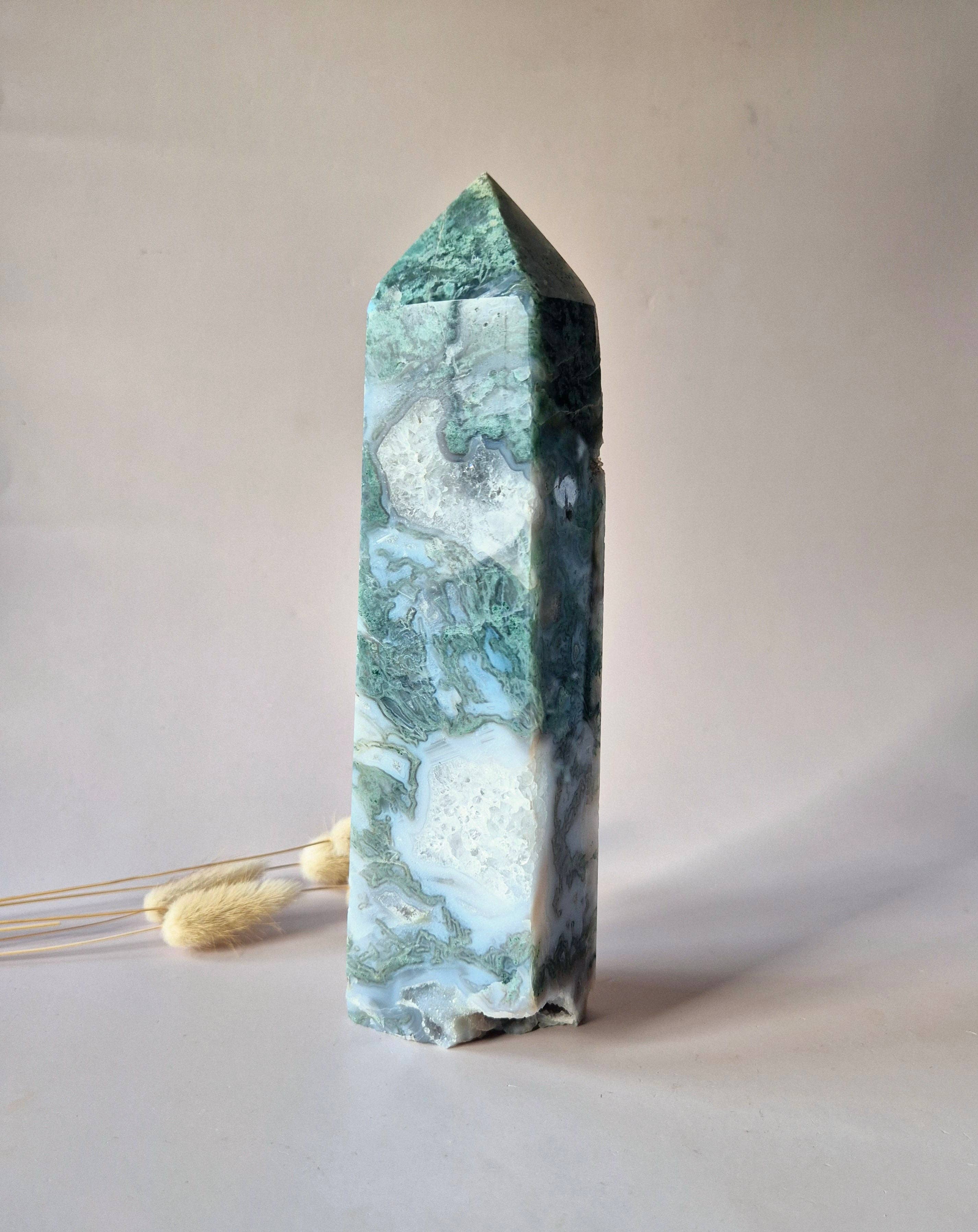 Moss Agat Krystal XXL Tårn (1067 g) – Obelisk / Tårn / Punkt