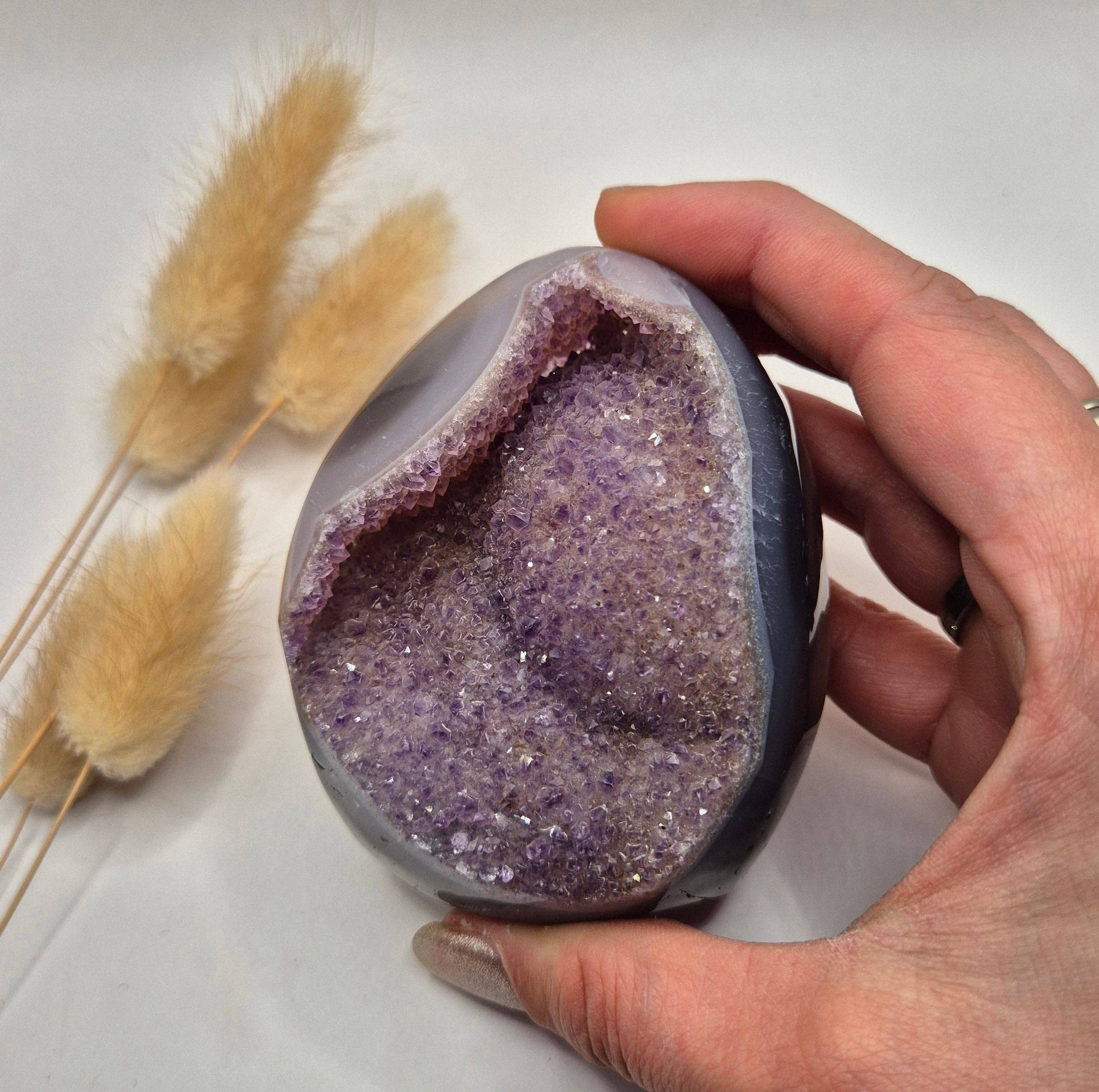 Druzy Grå Agat – Fri Form / Stående Krystal (#21, 319 g)