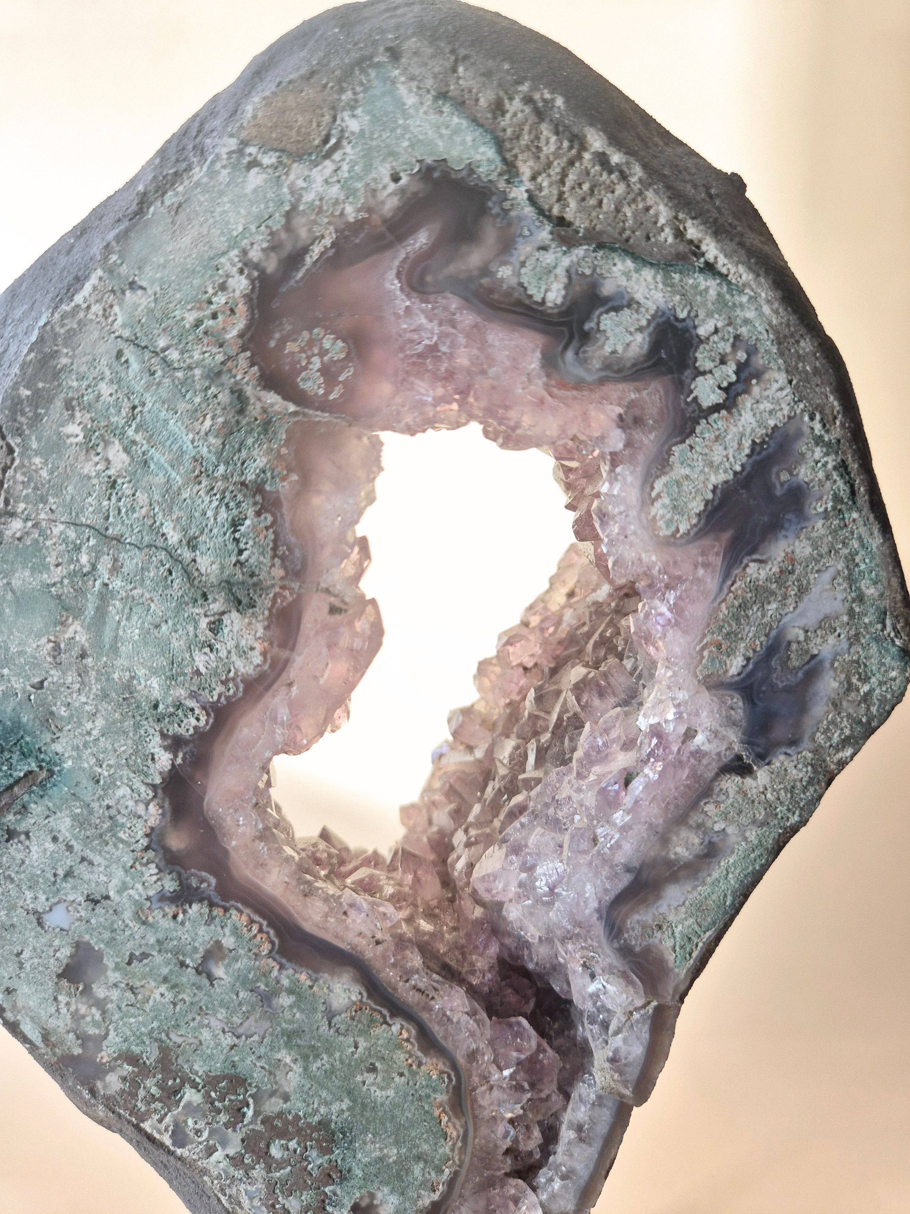 XXL Ametyst Geode monteret på en Stand – 2,35 kg. - 25 cm. høj