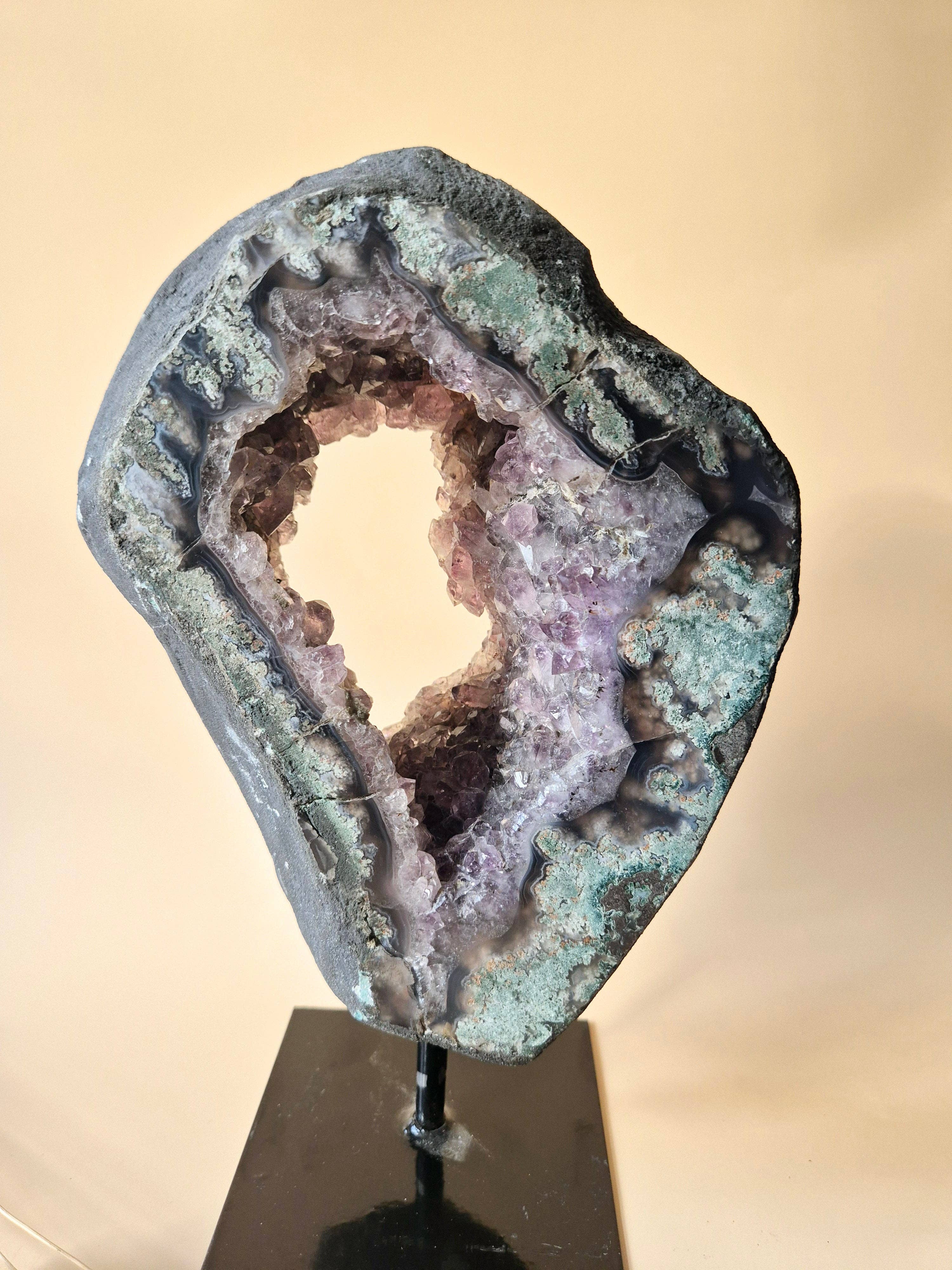 XXL Ametyst Geode monteret på en Stand – 2,35 kg. - 25 cm. høj